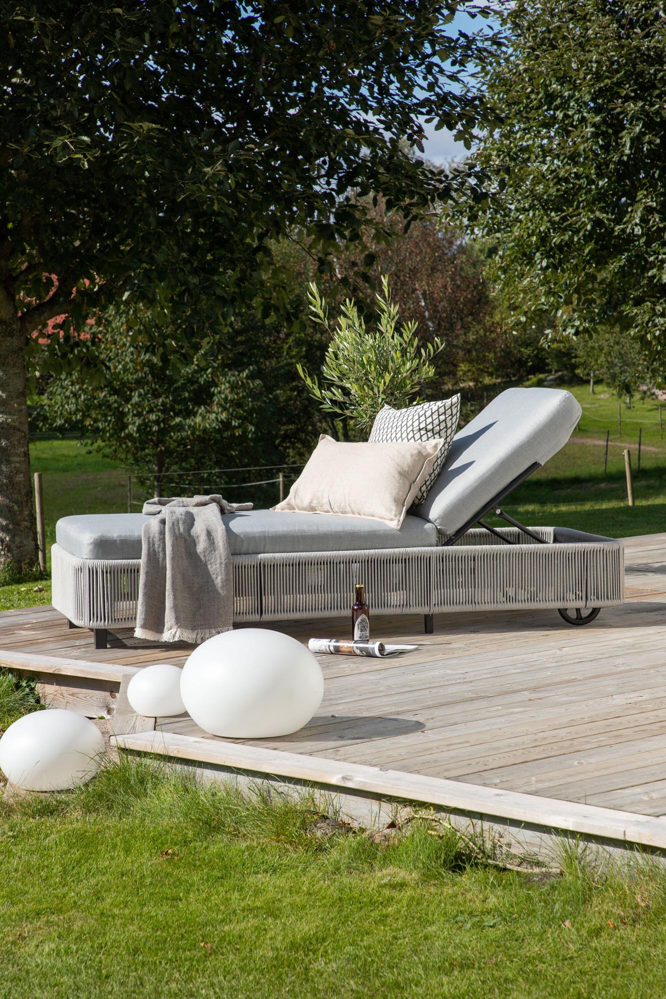 Virya Sun Lounge in Schwarz präsentiert im Onlineshop von KAQTU Design AG. Liegestuhl ist von Venture Home