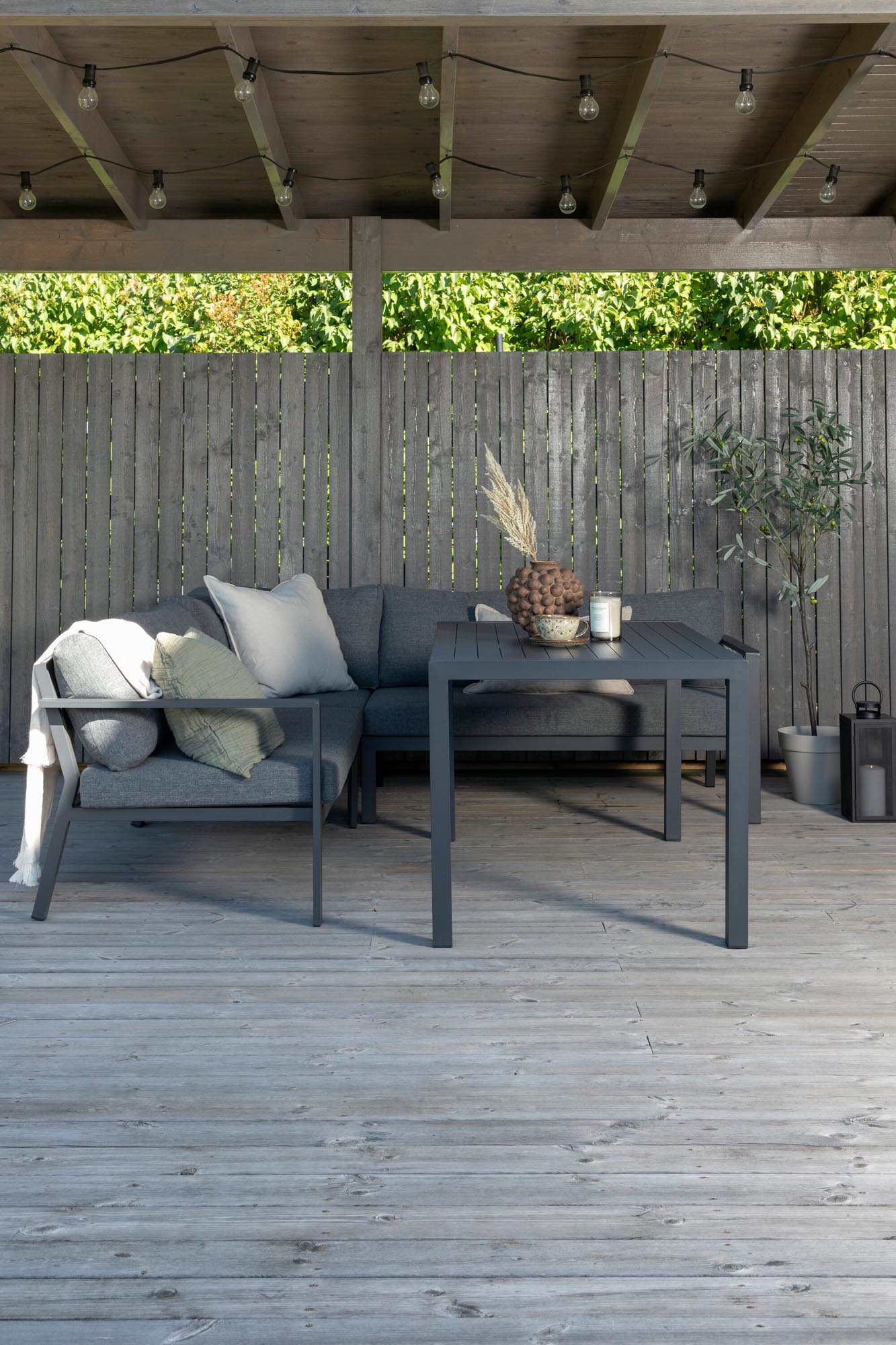 Gestalten Sie Ihre Terrasse mit dem Ramos Ecksofa Outdoorset 140cm von Venture Home – modernes Design, langlebige Materialien und optimaler Komfort für entspannte Stunden im Freien.