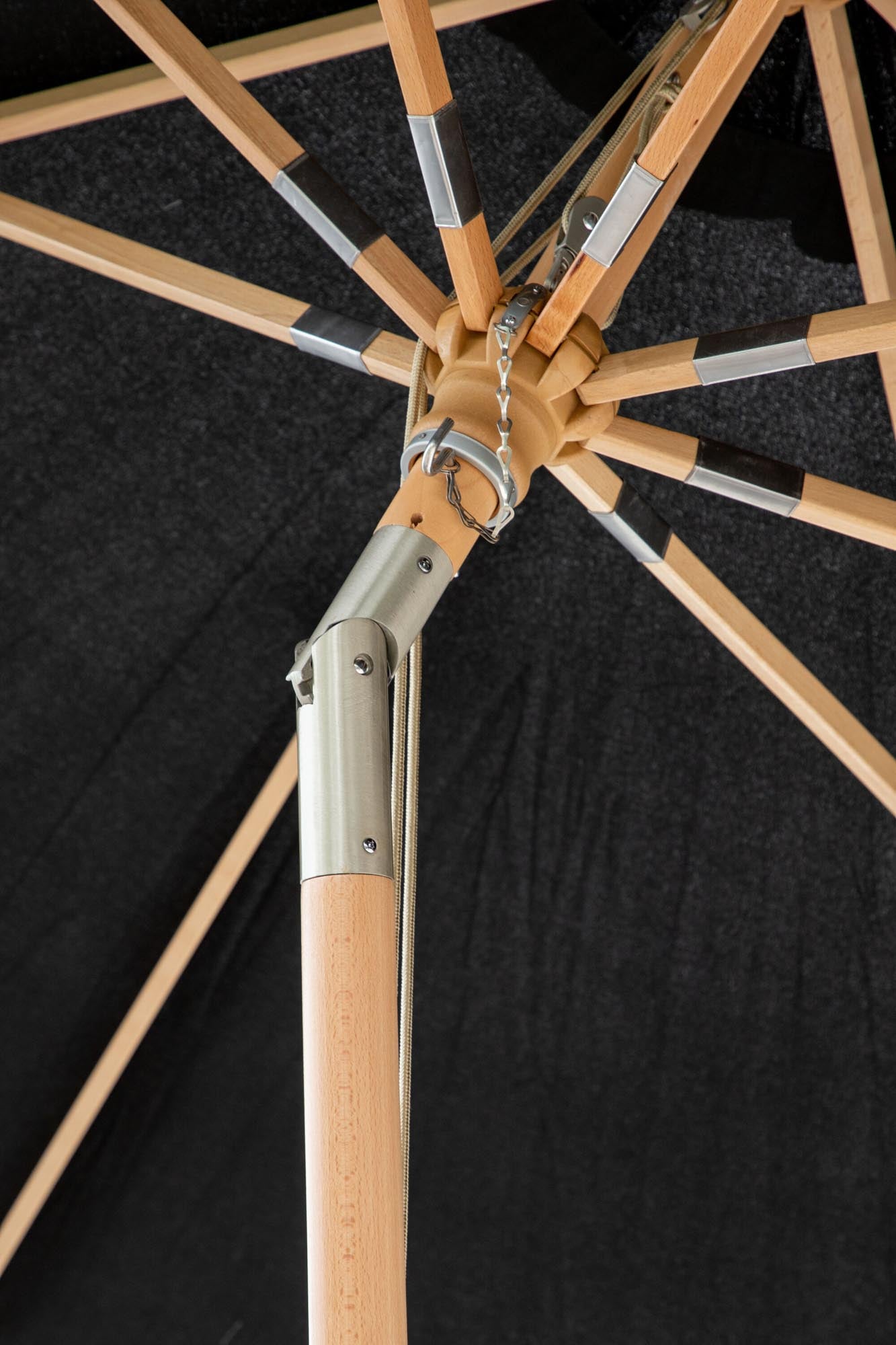 Nypo Sonnenschirm in Schwarz präsentiert im Onlineshop von KAQTU Design AG. Sonnenschirm ist von Venture Home