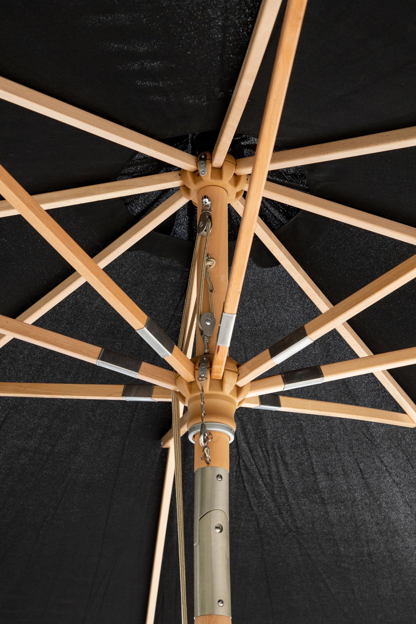 Nypo Sonnenschirm in Schwarz präsentiert im Onlineshop von KAQTU Design AG. Sonnenschirm ist von Venture Home