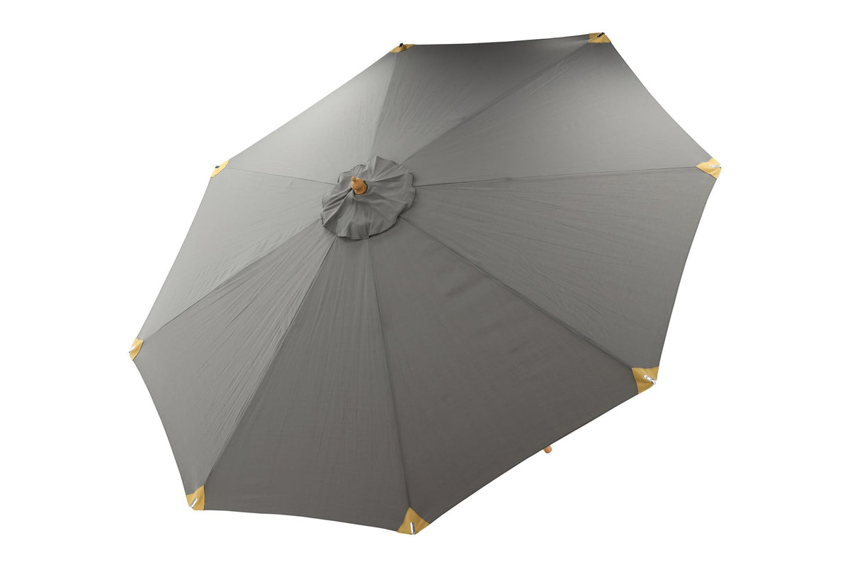 Grauer Sonnenschirm Nypo von Venture Home mit Polyester-Bezug und Ständer aus Buchenholz, aufgespannt im Aussenbereich.