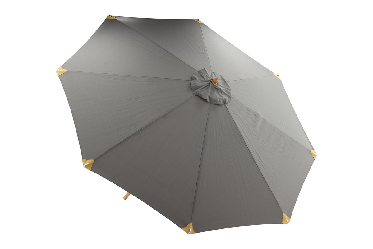 Grauer Sonnenschirm Nypo von Venture Home mit Polyester-Bezug und Ständer aus Buchenholz, aufgespannt im Aussenbereich.