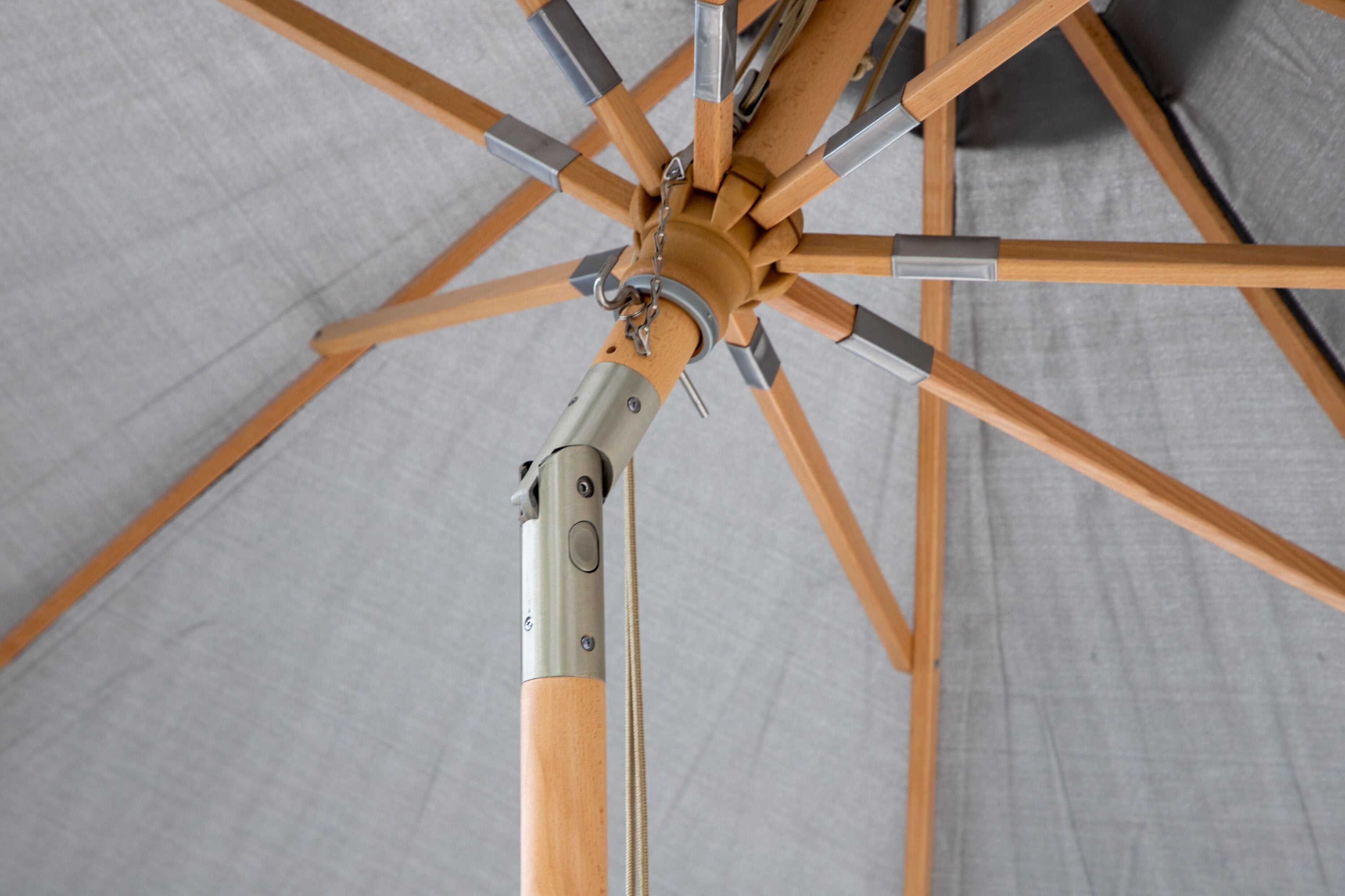 Nypo Sonnenschirm in Grau präsentiert im Onlineshop von KAQTU Design AG. Sonnenschirm ist von Venture Home
