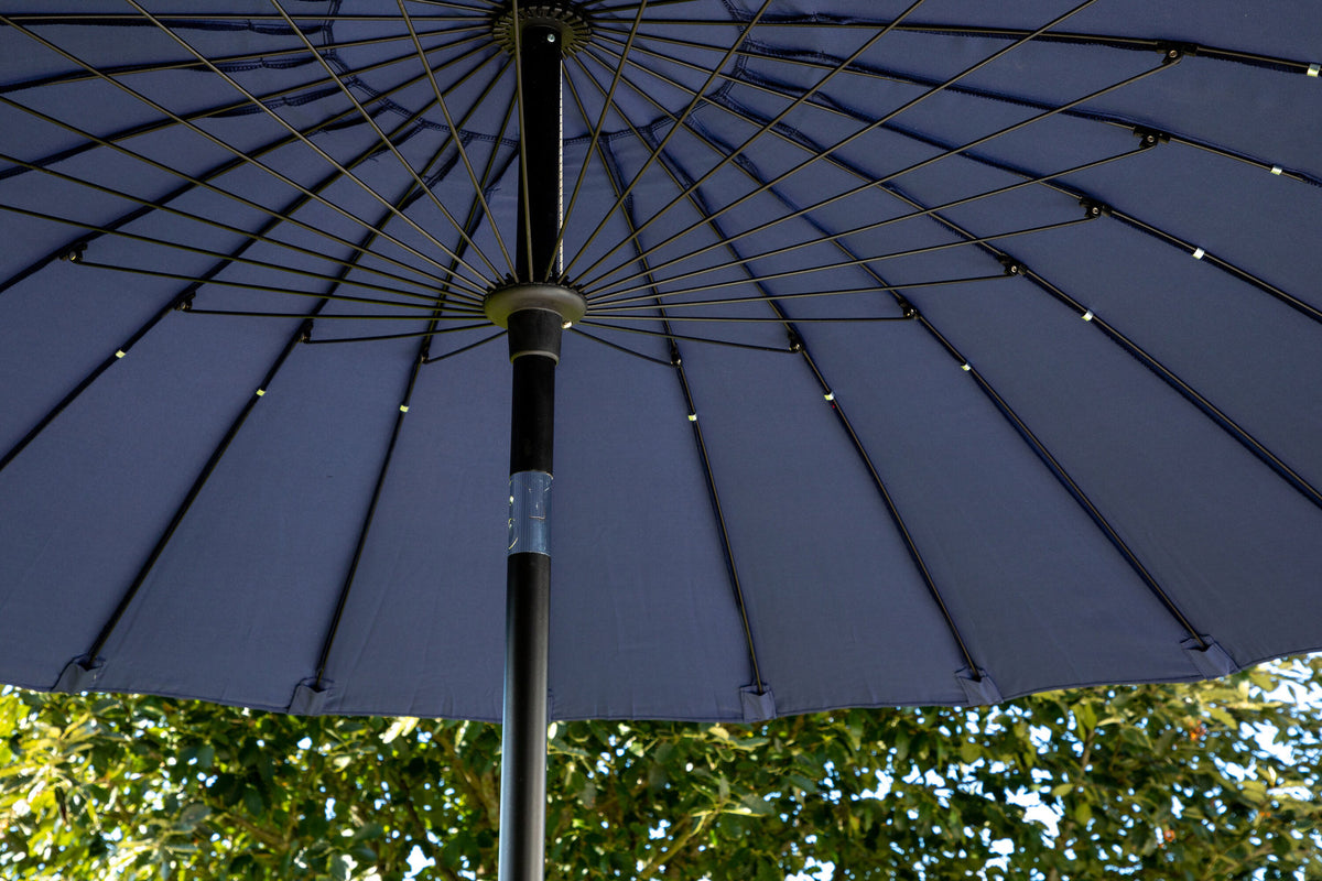 Palmetto Sonnenschirm in Blau präsentiert im Onlineshop von KAQTU Design AG. Sonnenschirm ist von Venture Home