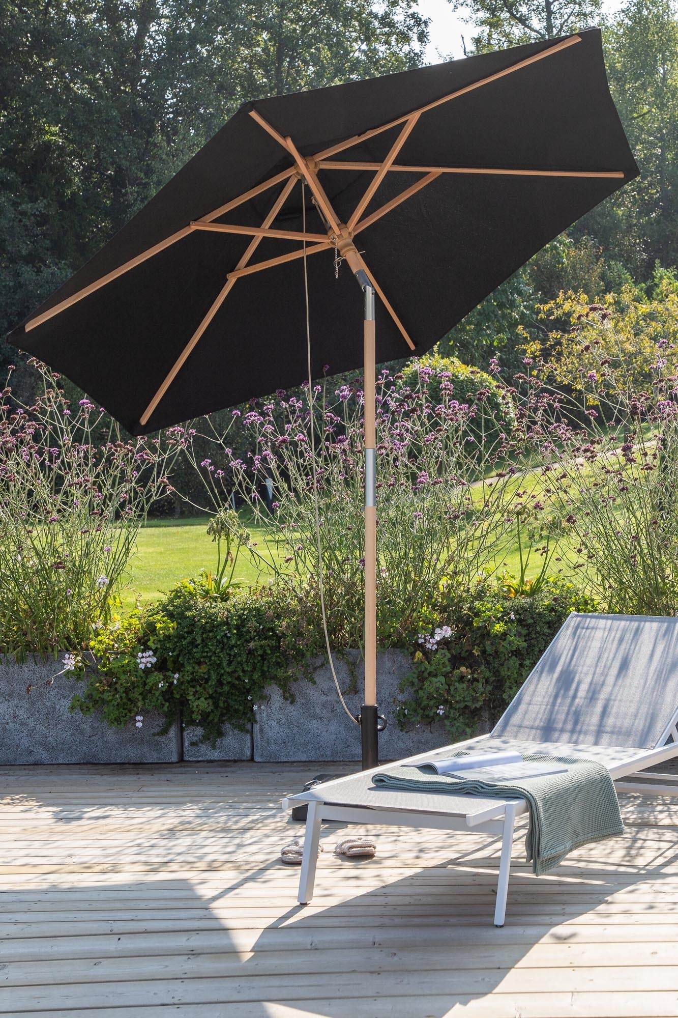 Corypho Sonnenschirm von Venture Home: Stilvoller Sonnenschutz mit robustem Design, ideal für Garten und Terrasse.