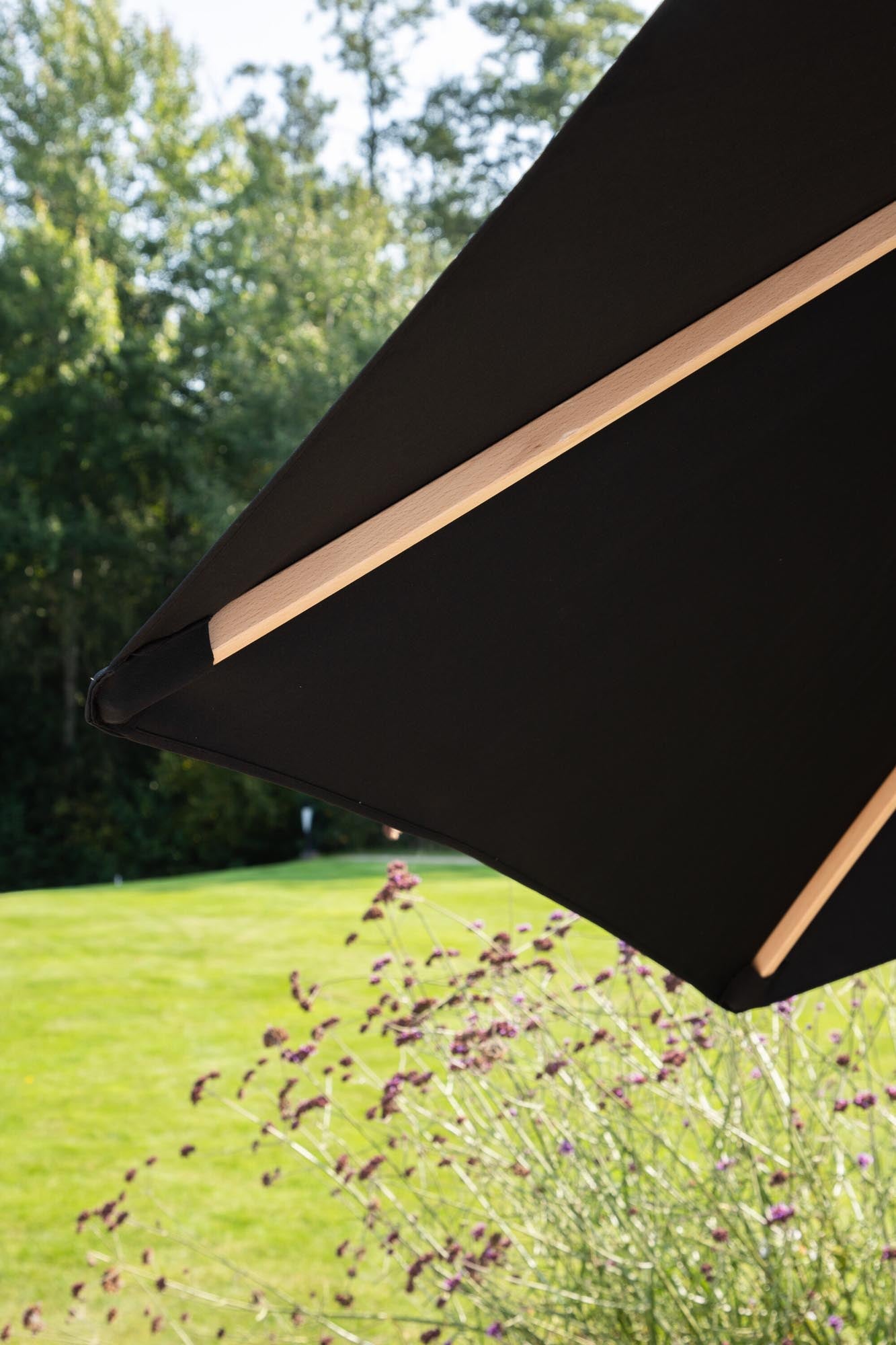 Corypho Sonnenschirm von Venture Home: Stilvoller Schutz vor Sonne, robust und ideal für Garten, Terrasse oder Balkon.