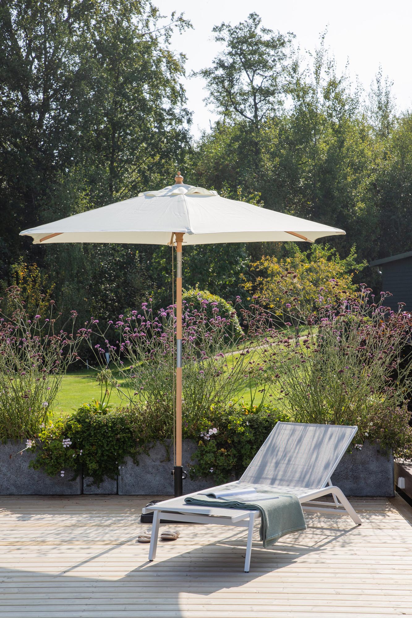 Corypho Sonnenschirm von Venture Home: Stilvoller Schutz vor Sonne, robust und ideal für Garten, Balkon oder Terrasse.