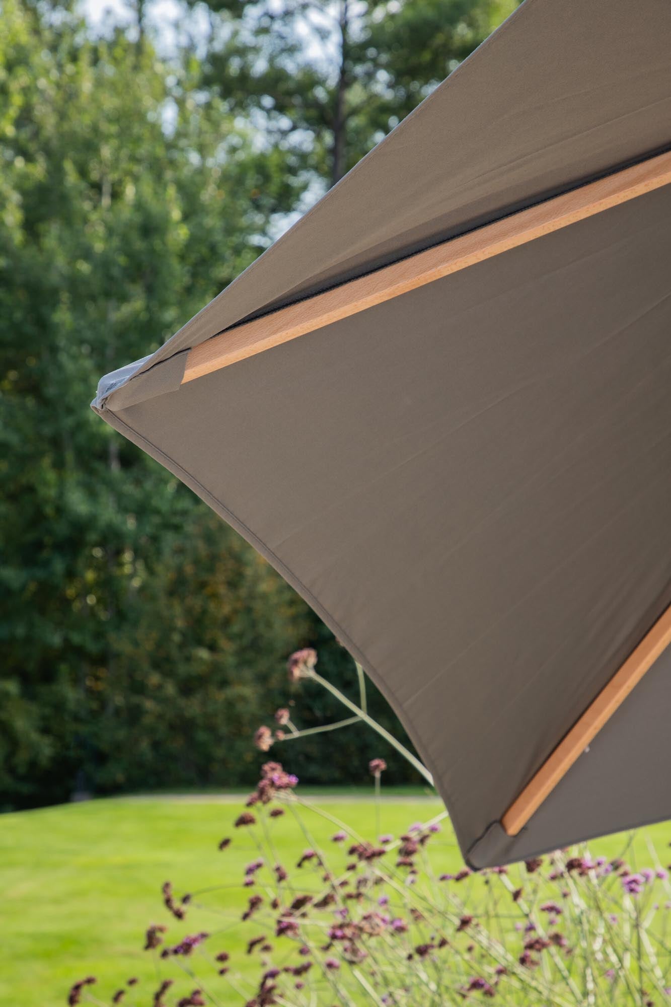 Corypho Sonnenschirm von Venture Home: Eleganter Sonnenschutz, langlebig und perfekt für Terrasse, Balkon oder Garten.