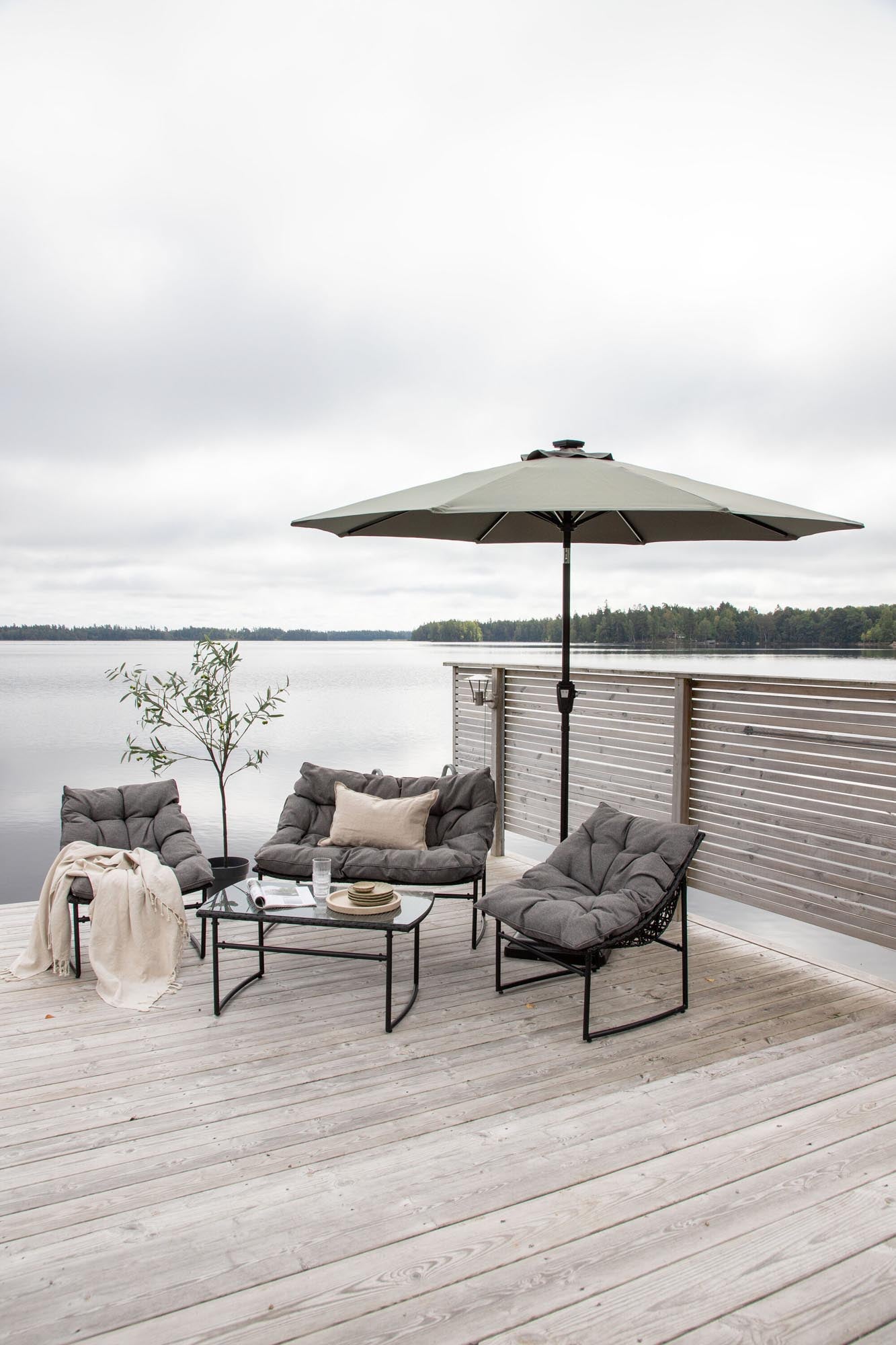 Eleganter Sabal Sonnenschirm mit LED für stilvolle Sommerabende.