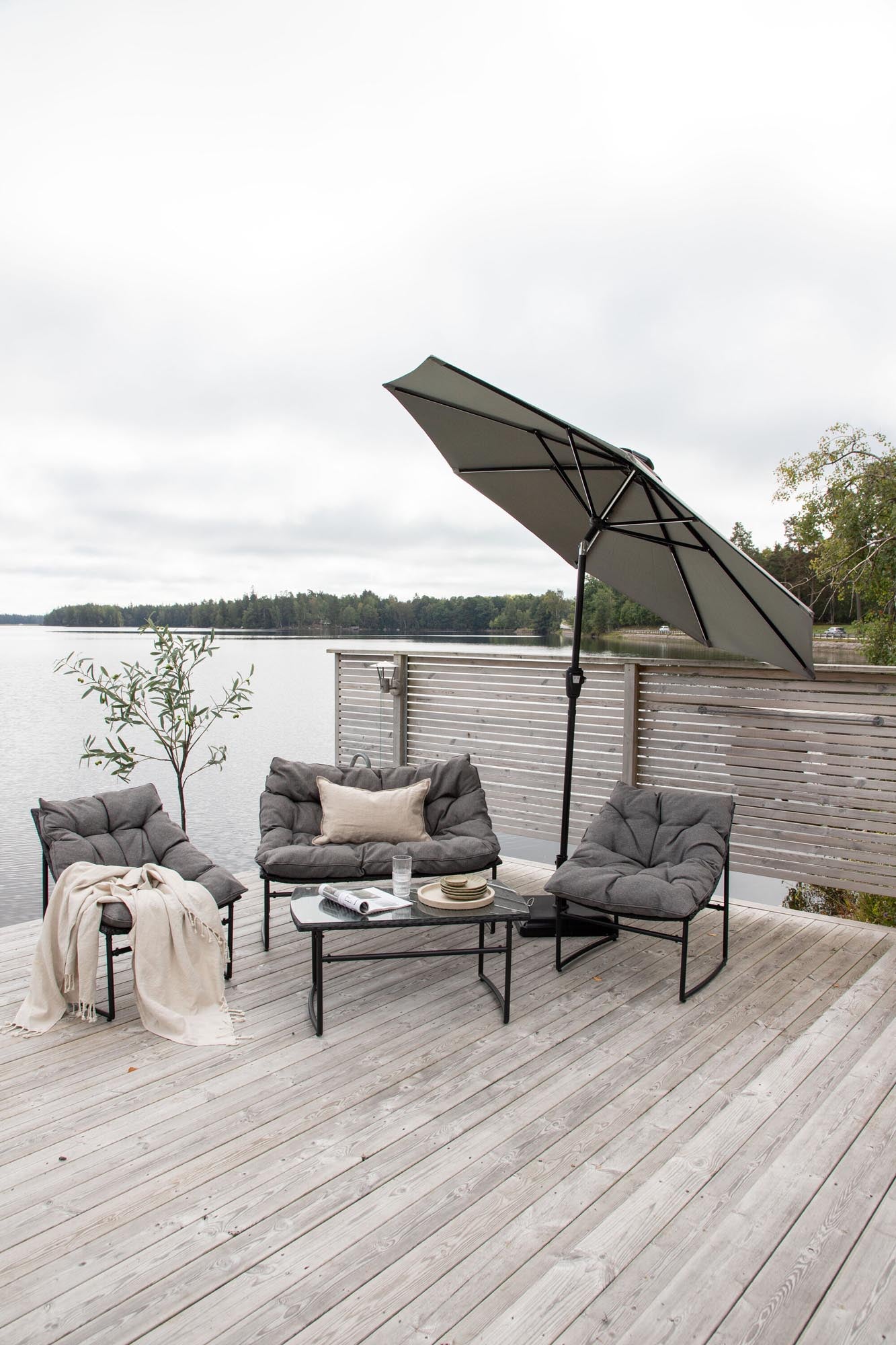 Sabal Sonnenschirm in Grau präsentiert im Onlineshop von KAQTU Design AG. Sonnenschirm ist von Venture Home