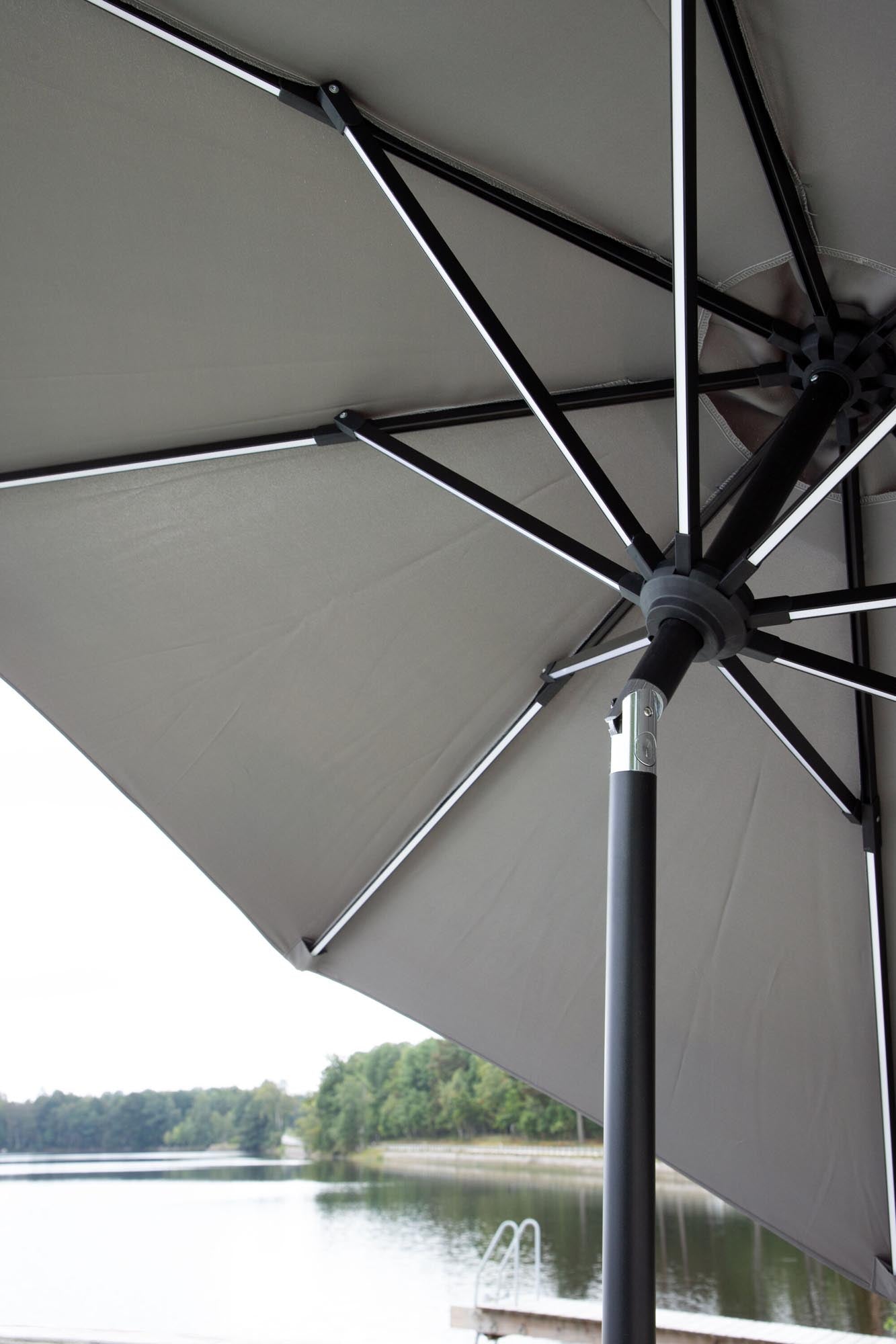 Sabal Sonnenschirm: Stilvoller Schutz mit LED von Venture Home.