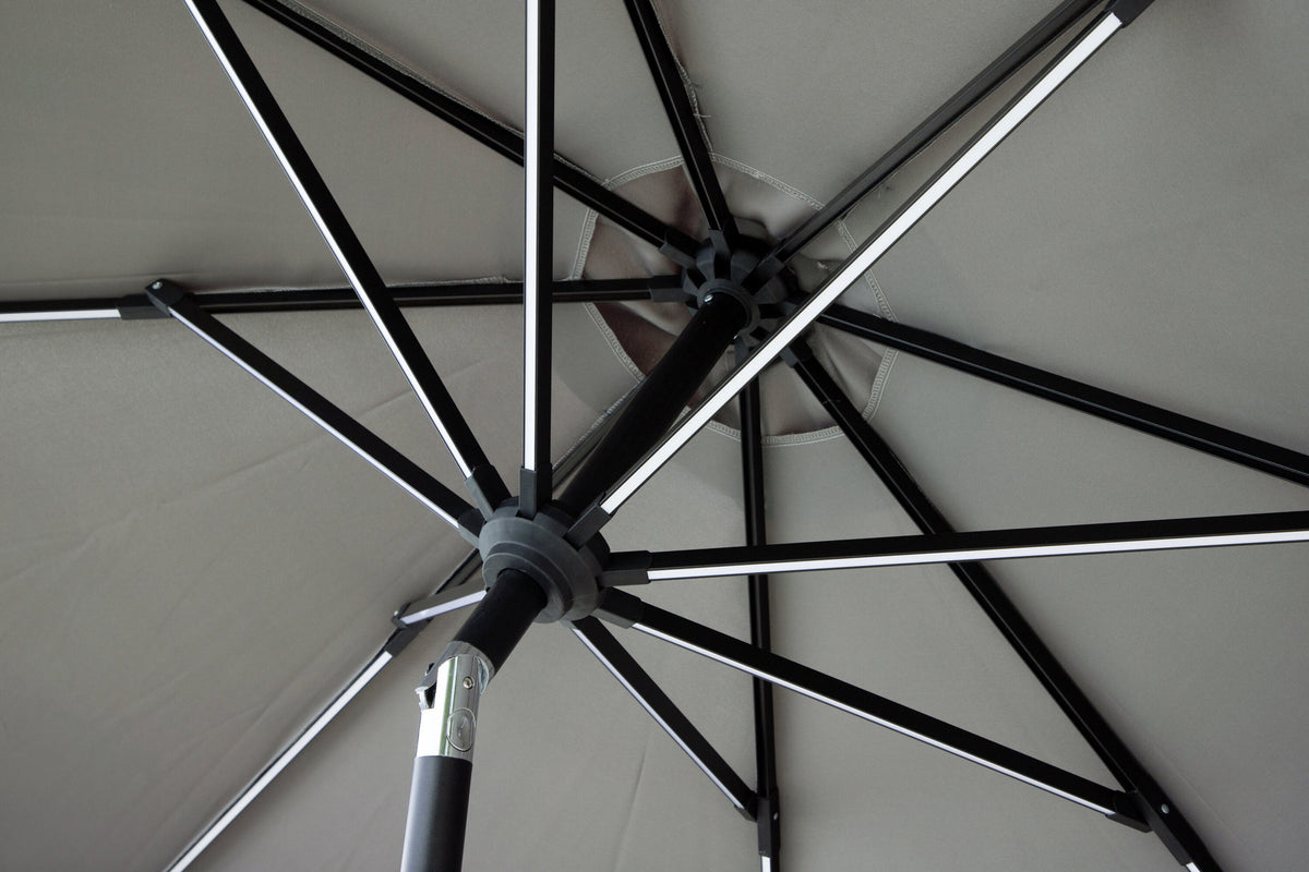 Sabal Sonnenschirm in Grau präsentiert im Onlineshop von KAQTU Design AG. Sonnenschirm ist von Venture Home