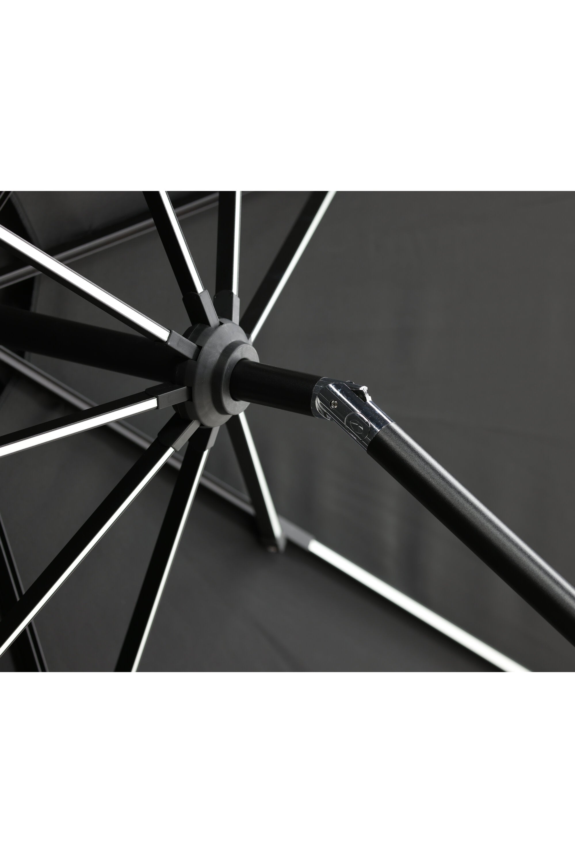 Sabal Sonnenschirm in Schwarz präsentiert im Onlineshop von KAQTU Design AG. Sonnenschirm ist von Venture Home