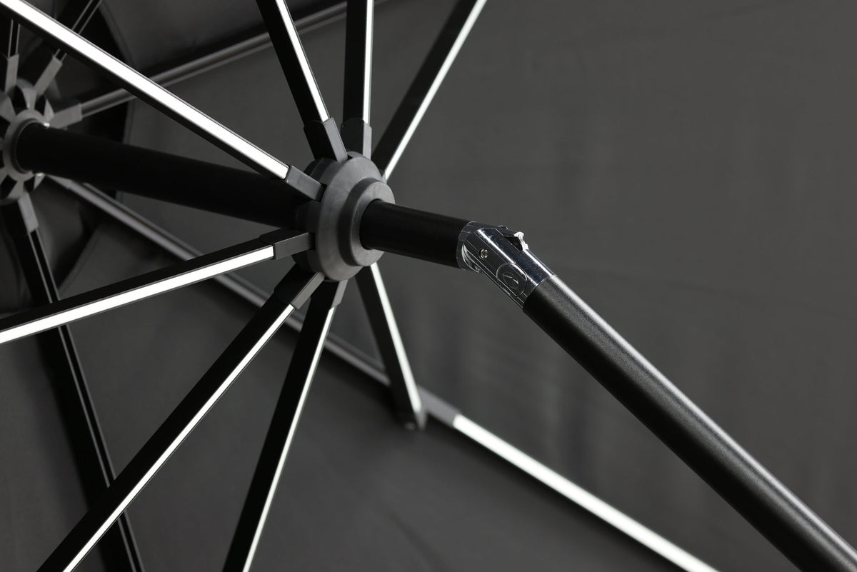 Sabal Sonnenschirm in Schwarz präsentiert im Onlineshop von KAQTU Design AG. Sonnenschirm ist von Venture Home