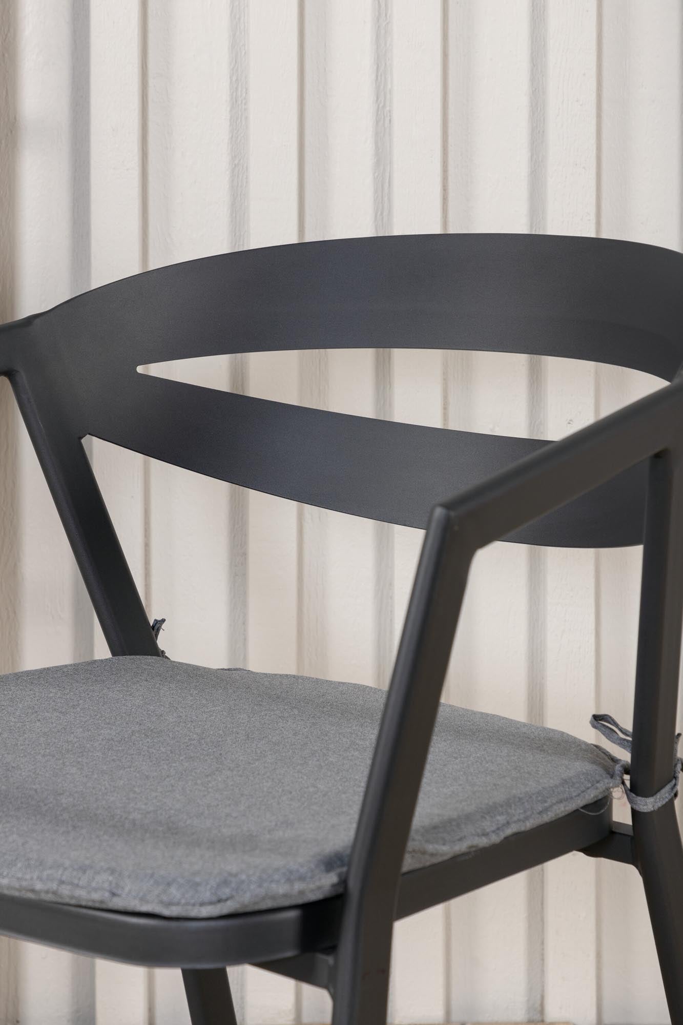 Moderner Slit Stuhl von Venture Home: Stilvoller Sitzkomfort draussen.