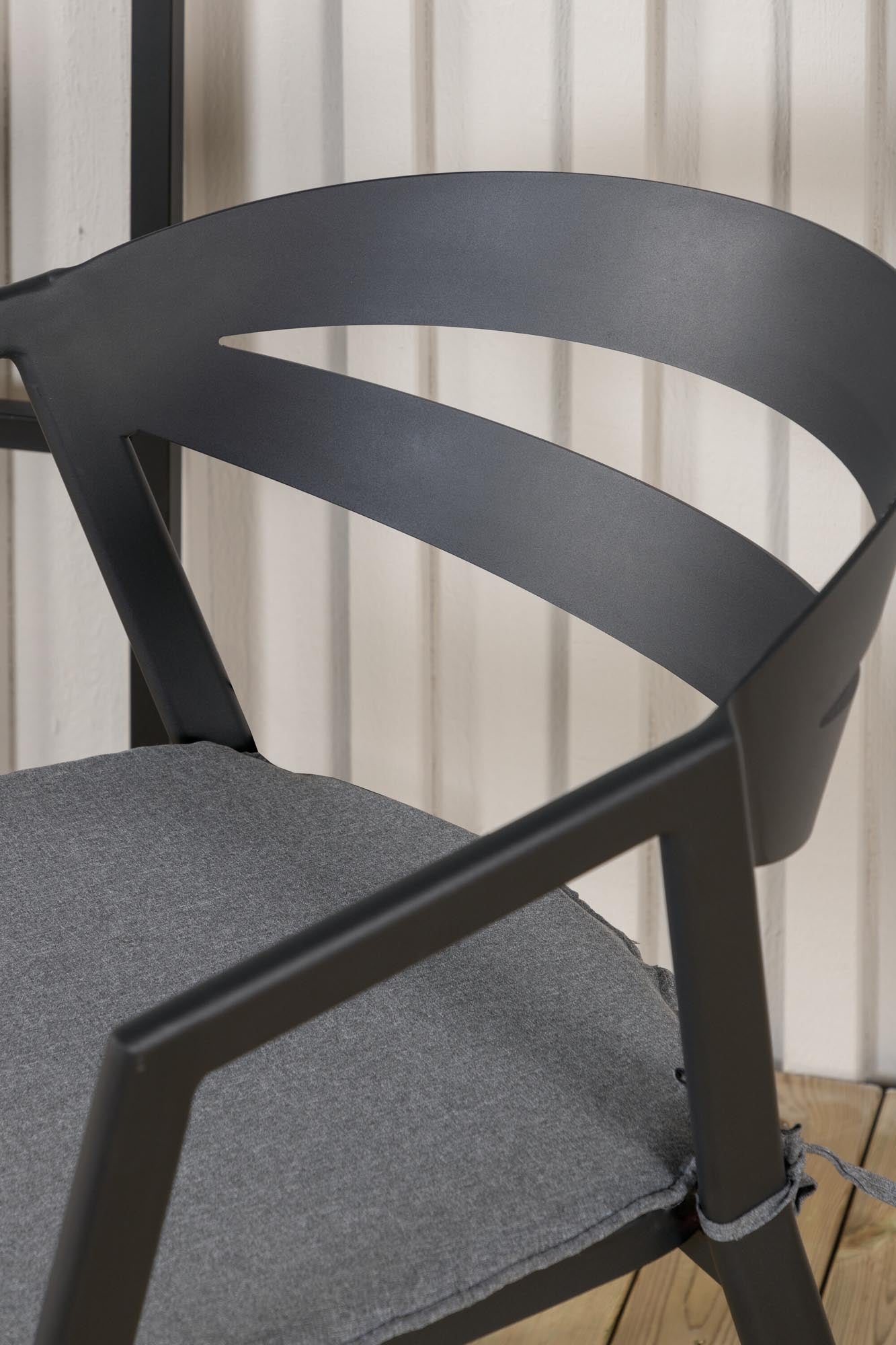 Entdecken Sie den Slit Stuhl von Venture Home: Eleganter, wetterfester Gartenstuhl mit Armlehnen für stilvolle Entspannung im Freien.