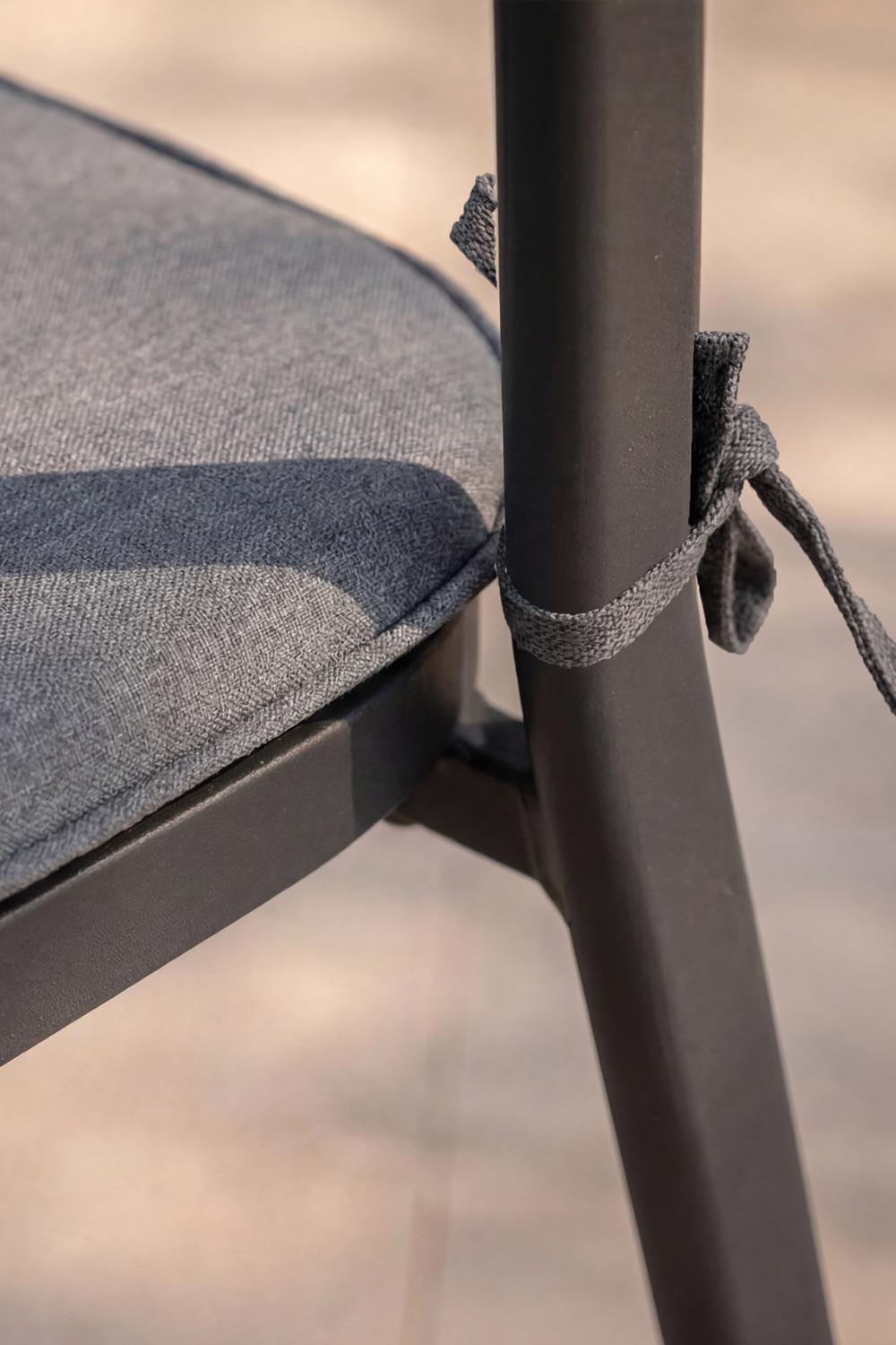 Slit Stuhl in Schwarz präsentiert im Onlineshop von KAQTU Design AG. Gartenstuhl mit Armlehnen ist von Venture Home