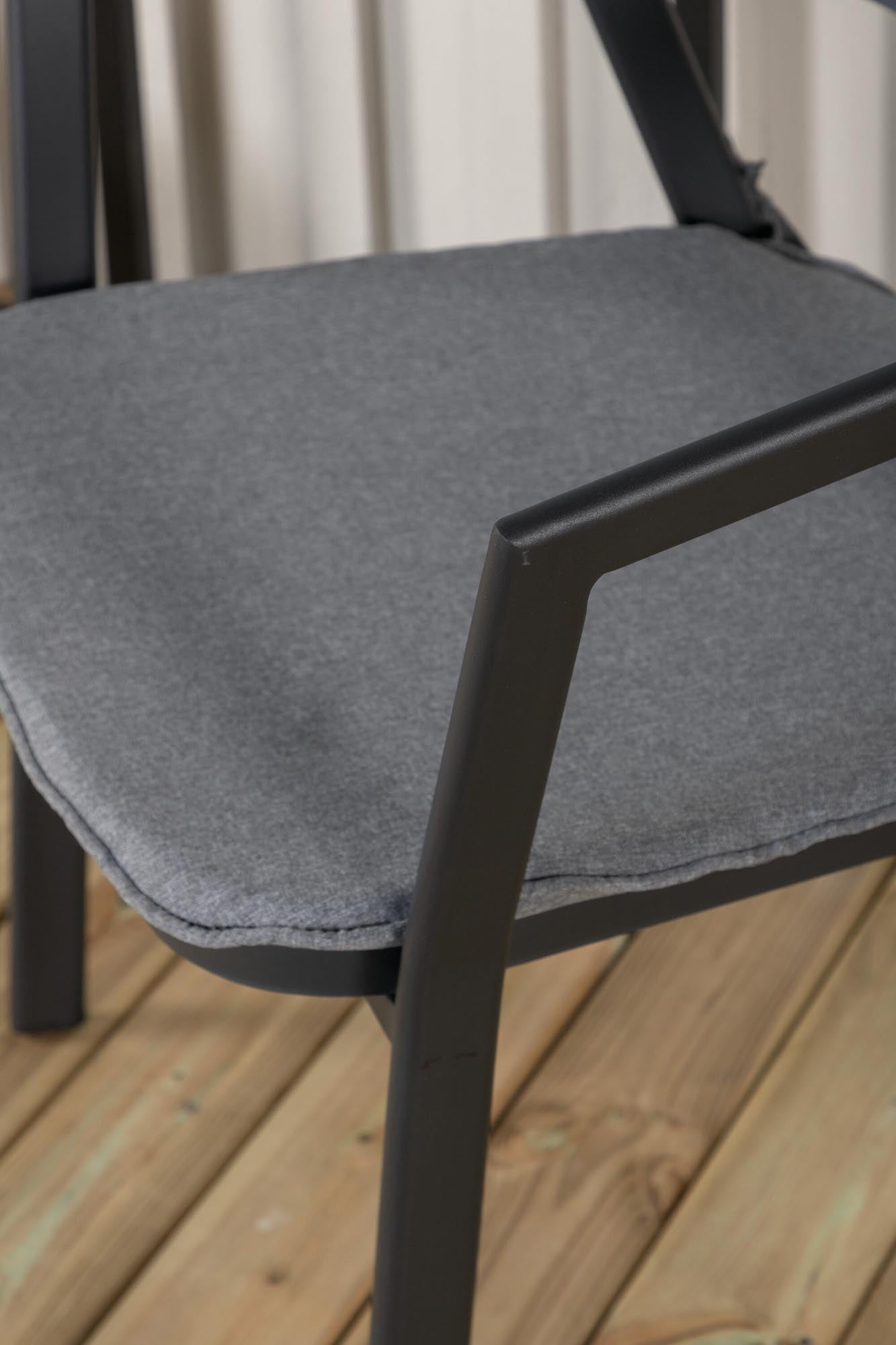 Venture Home Slit Stuhl: Zeitloses Design für Ihren Aussenbereich.