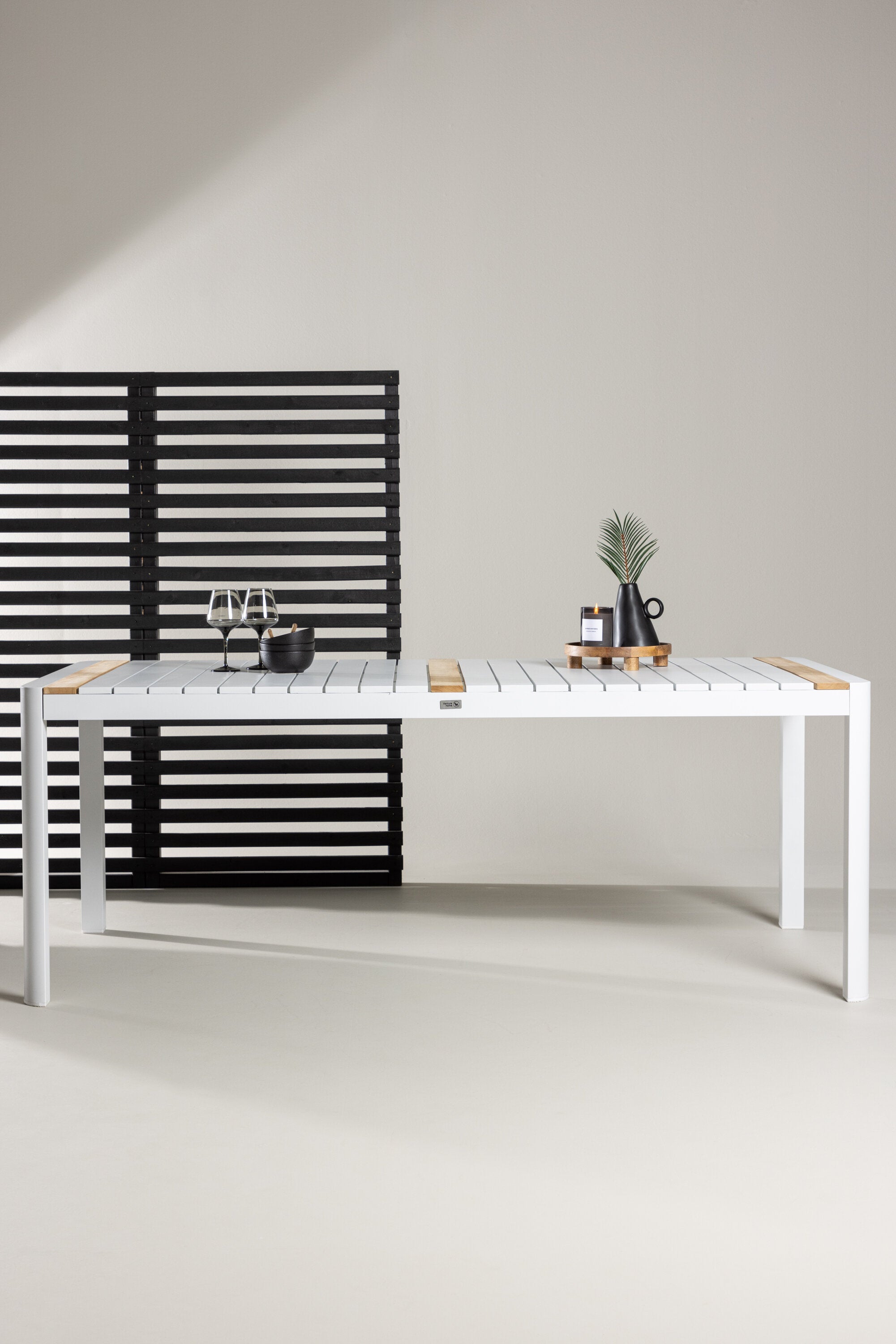 Togo Gartentisch in Weiss präsentiert im Onlineshop von KAQTU Design AG. Gartentisch ist von Venture Home