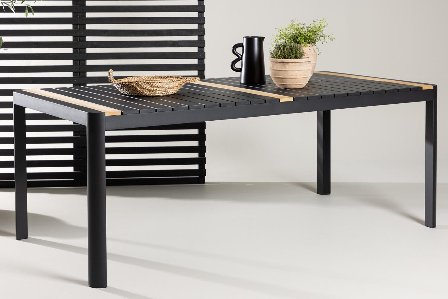 Togo Gartentisch in Schwarz präsentiert im Onlineshop von KAQTU Design AG. Gartentisch ist von Venture Home
