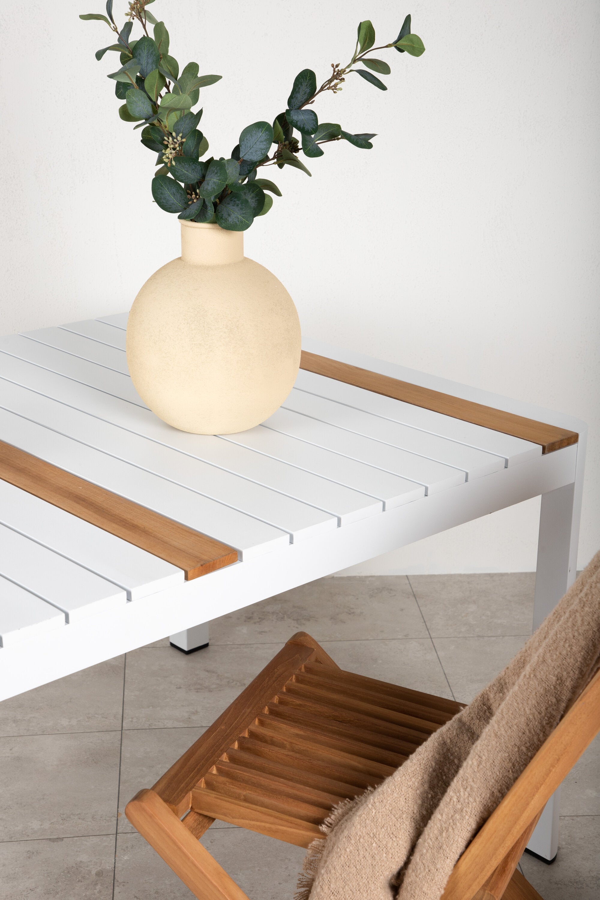 Togo Gartentisch in Weiss präsentiert im Onlineshop von KAQTU Design AG. Gartentisch ist von Venture Home