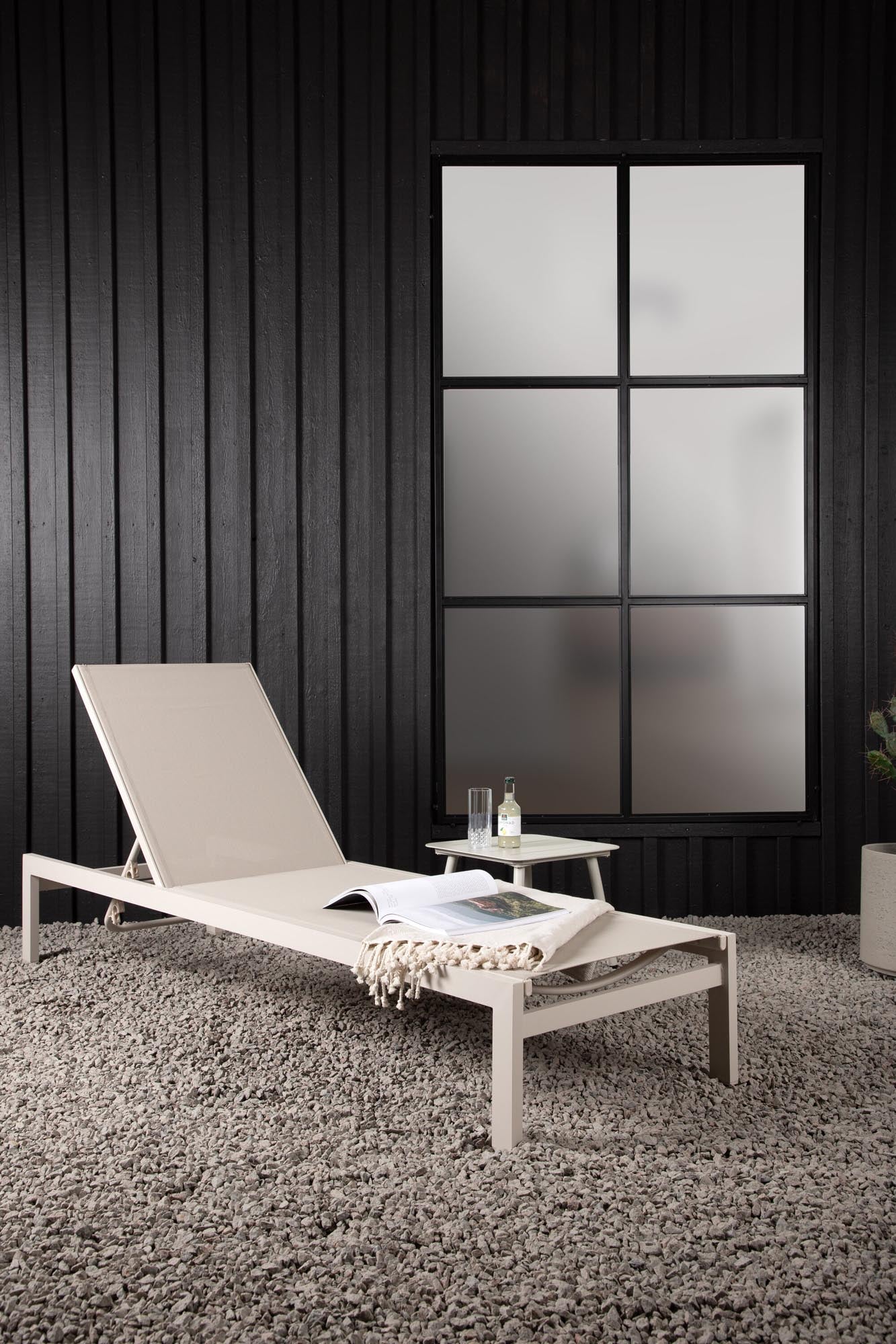 Die Copacabana Sonnenliege von Venture Home bietet stilvollen Komfort für entspannte Stunden im Freien.