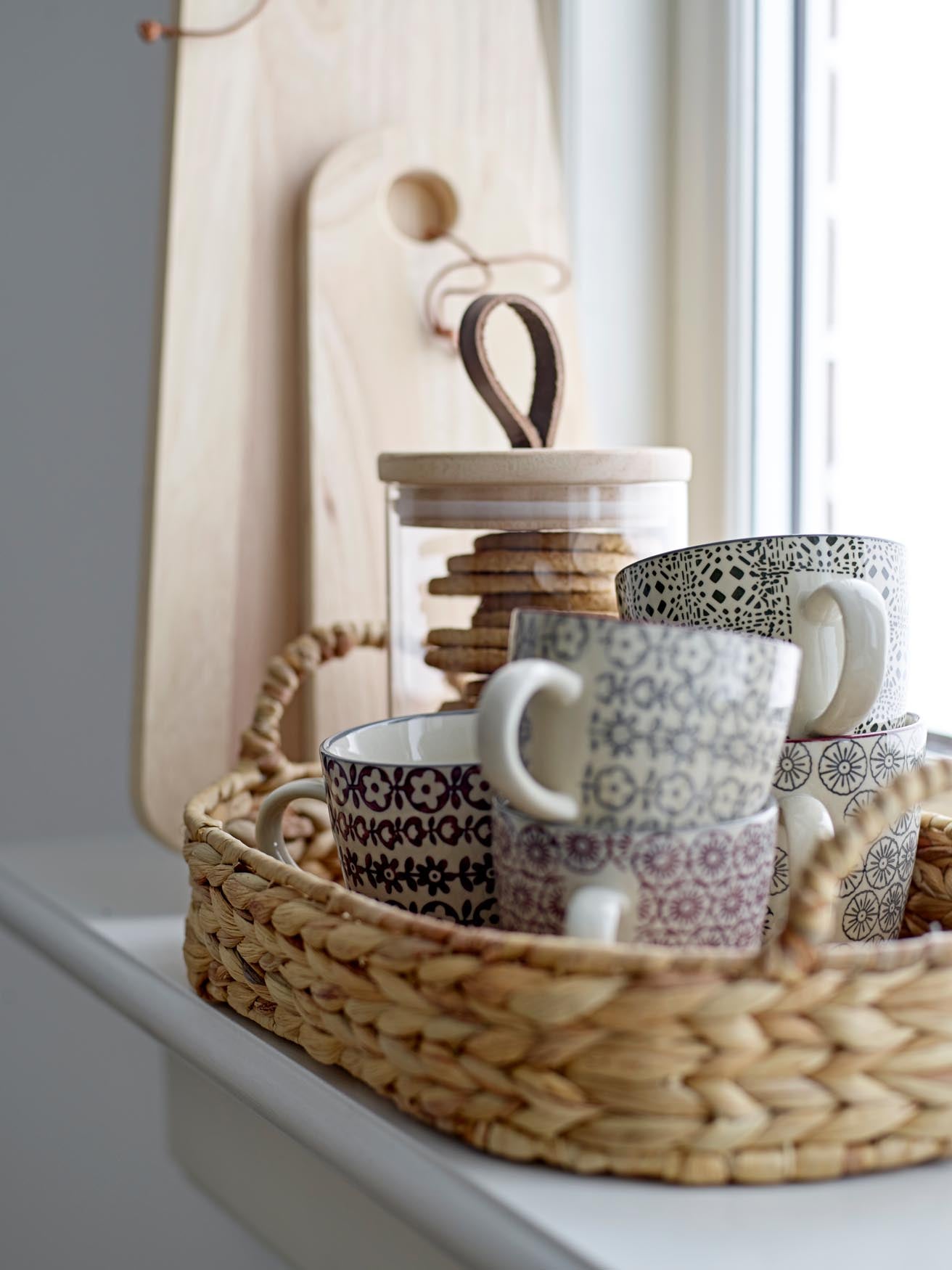 Genießen Sie stilvolle Momente mit der Cécile Tasse von Bloomingville. Das zarte Rosé und das langlebige Steingut machen sie zum perfekten Begleiter für Kaffee und Tee.