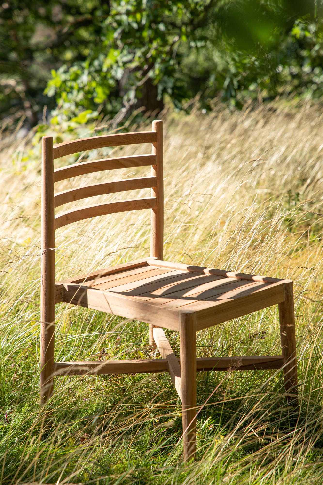 Entdecken Sie den eleganten Kenya Stuhl von Venture Home – der ideale Gartenstuhl aus hochwertigem Teakholz für Komfort und Stil im Freien.