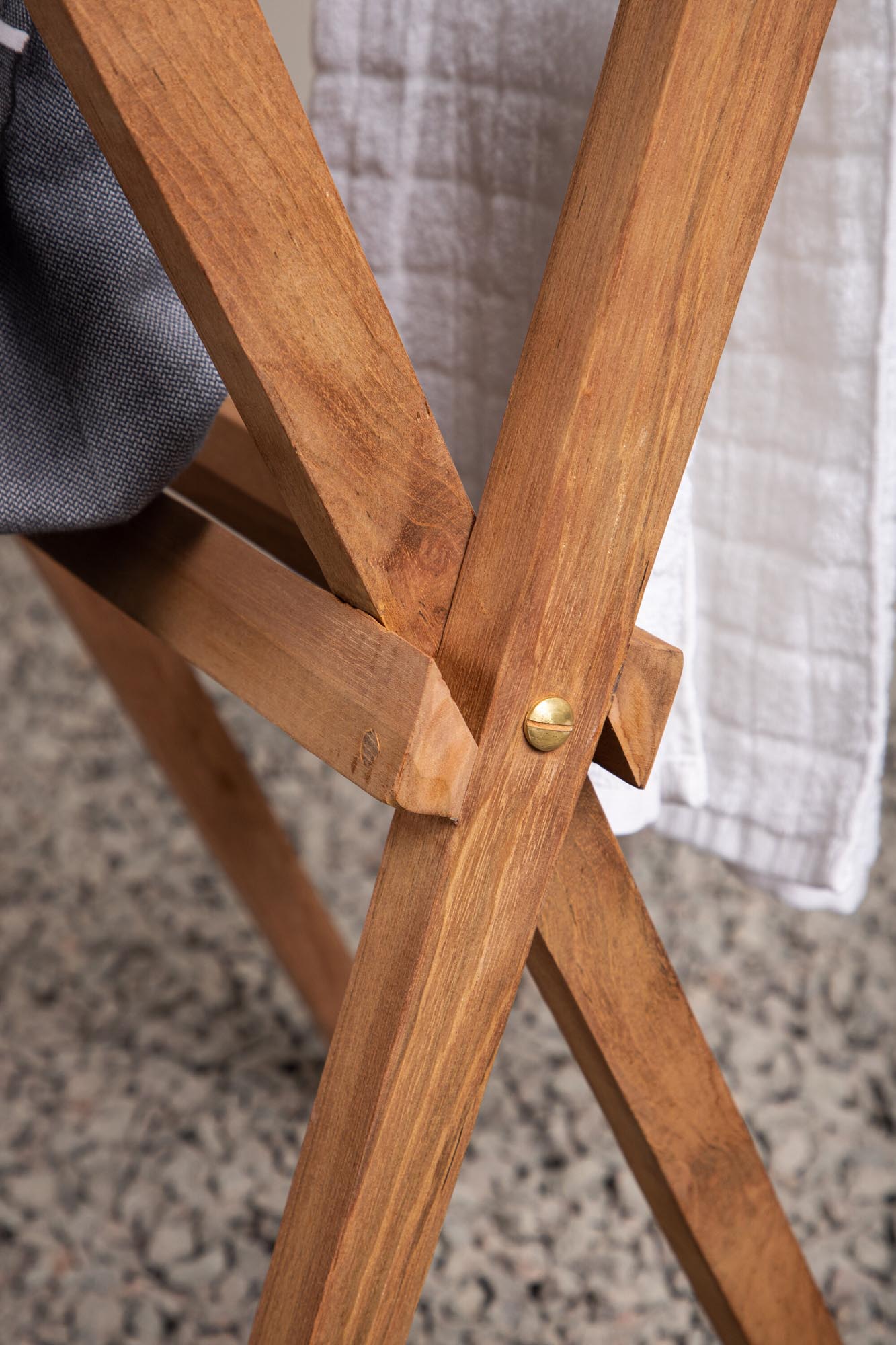 Stilvoller Kenya Kleiderbügel aus hochwertigem Teakholz. Praktisch, elegant und ideal für jedes Zuhause. Entdecken Sie die natürliche Schönheit!