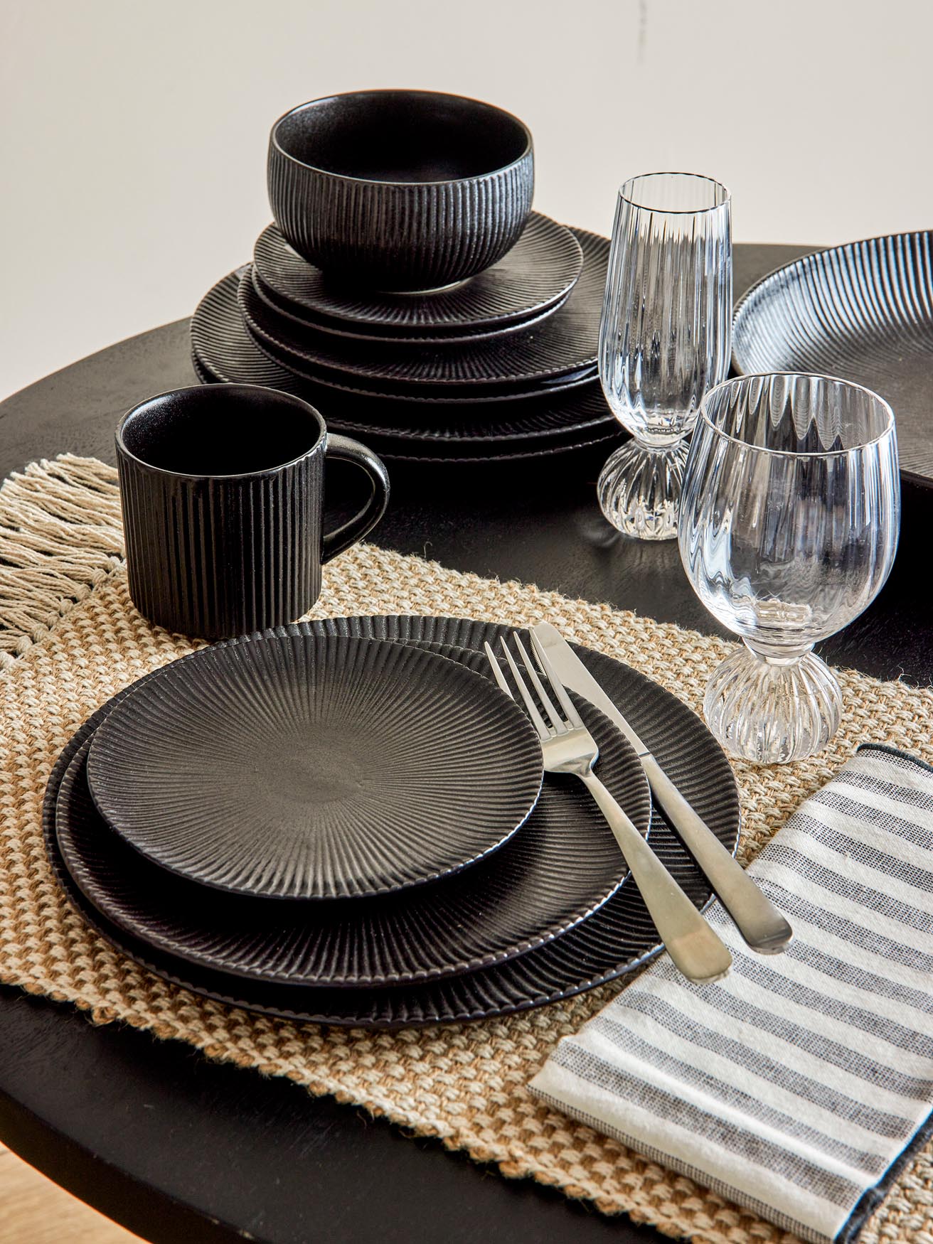 Eleganter Neri Steingut-Teller in Schwarz von Bloomingville.