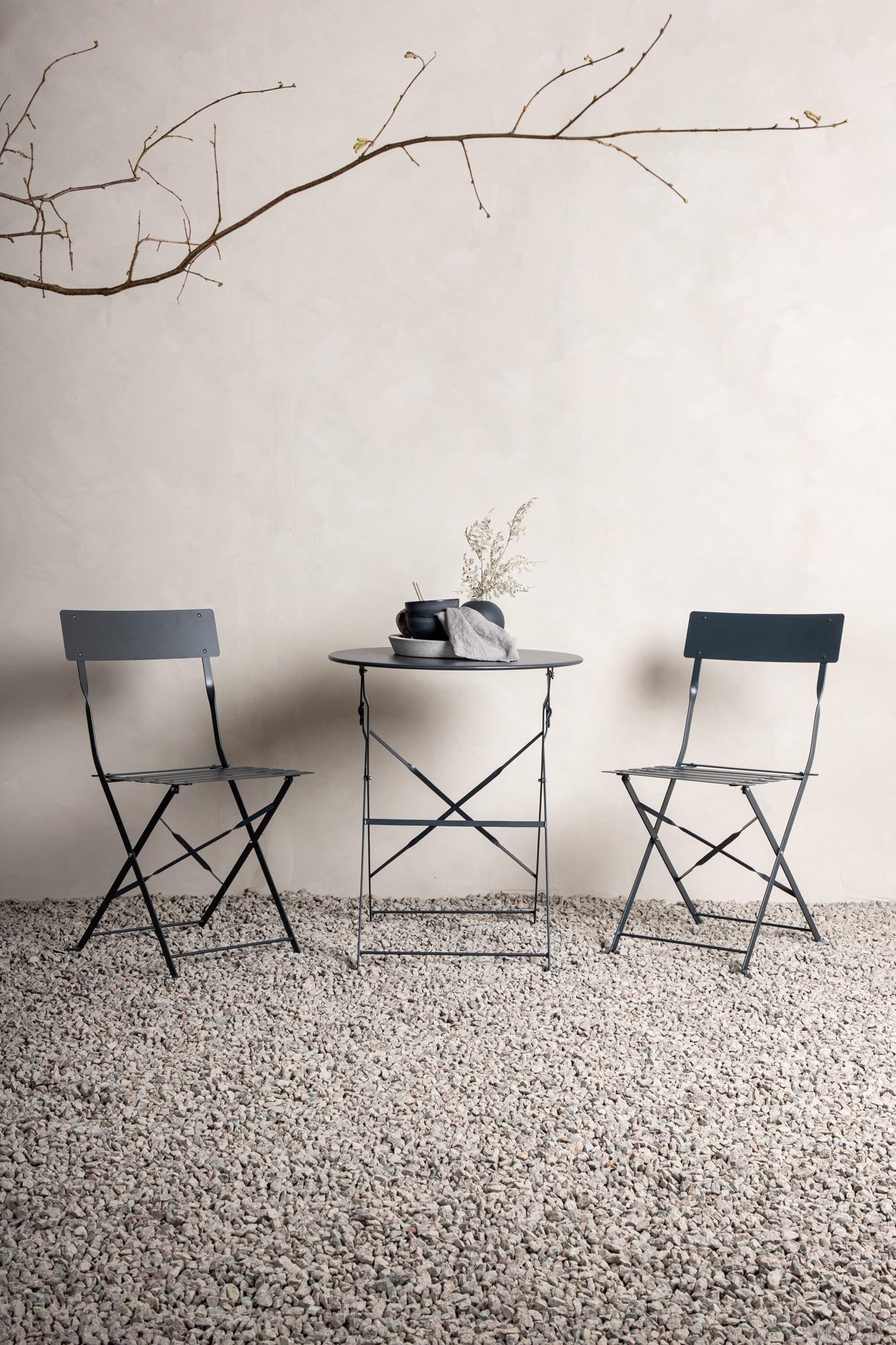 Stilvolles Marseille Café Outdoorset ⌀60cm von Venture Home. Perfekt für entspannte Momente im Garten oder auf dem Balkon. Robust, pflegeleicht und platzsparend.