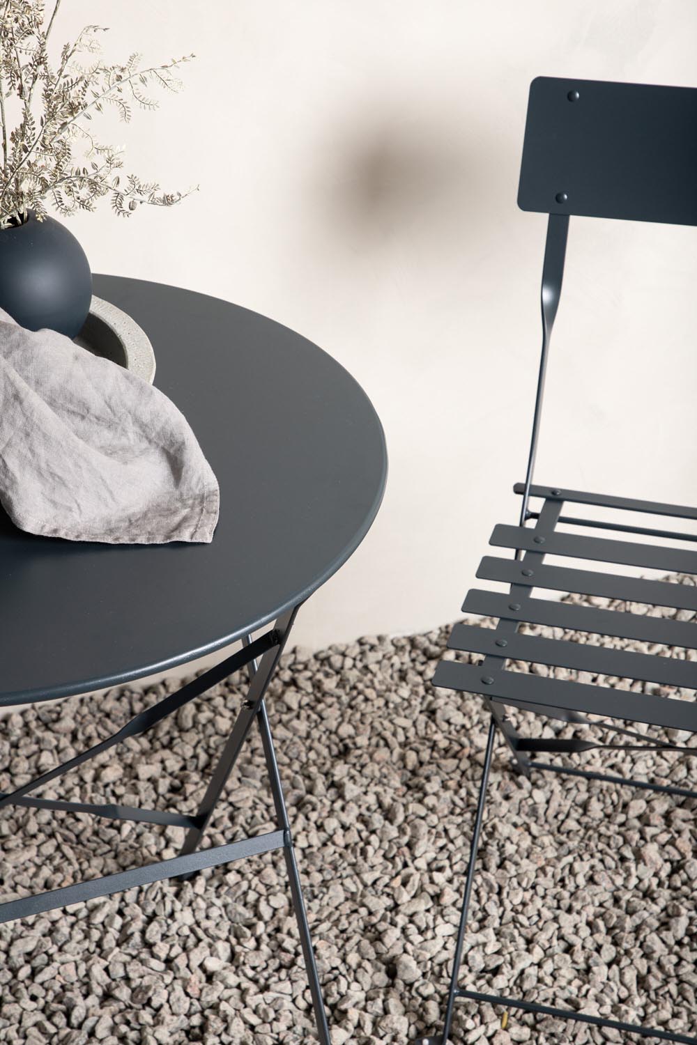 Marseille Café Outdoorset ⌀60cm/2St. in Dunkelgrau präsentiert im Onlineshop von KAQTU Design AG. Gartentischset ist von Venture Home