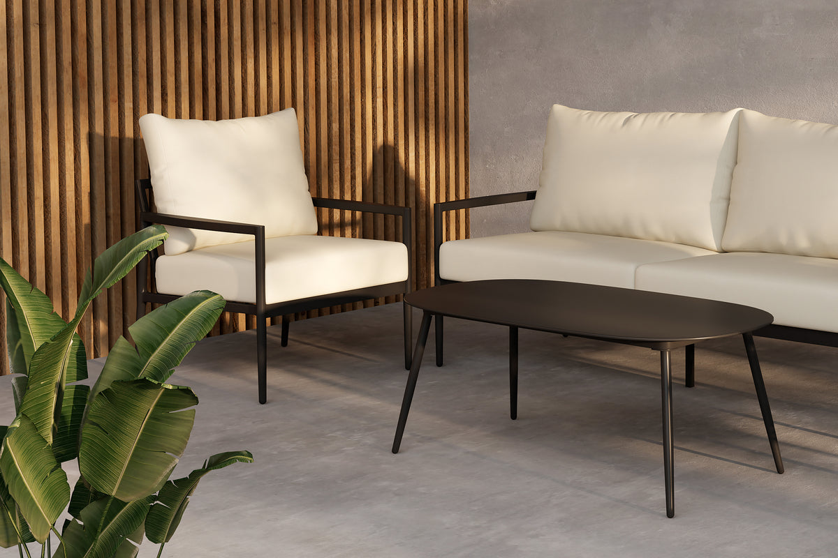Elegantes Loungeset aus schwarzem Aluminium mit beigen Kissen, ideal für stilvolle Entspannung im Freien.