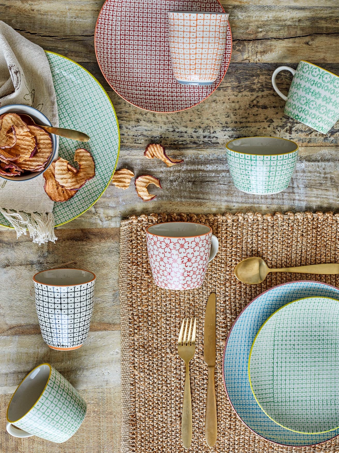 Elegante rote Steingut-Tasse von Bloomingville für stilvollen Genuss.