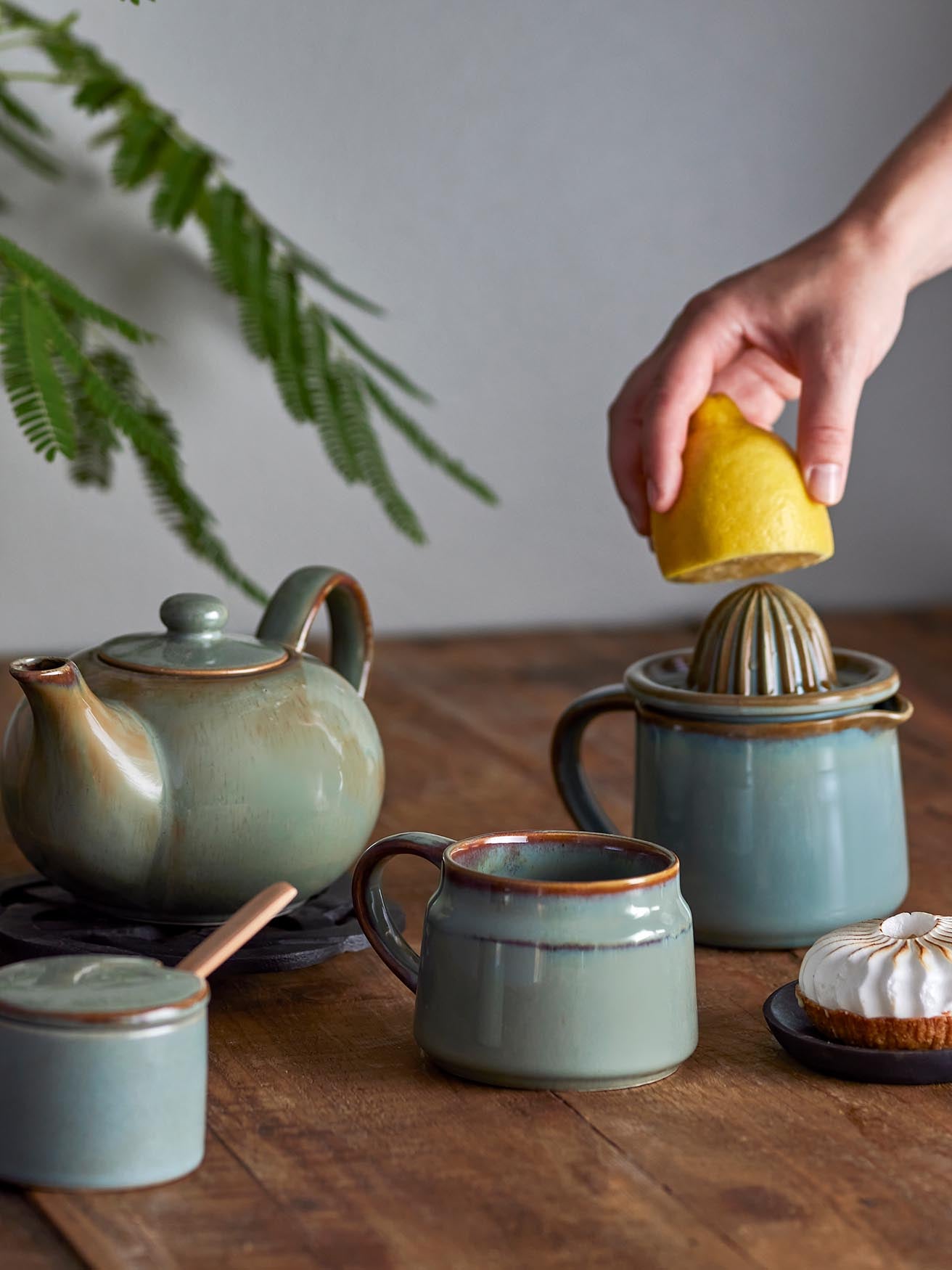 Pixie Zitronensaftpresse, Grün, Steingut in Green präsentiert im Onlineshop von KAQTU Design AG. Küchenhelfer ist von Bloomingville