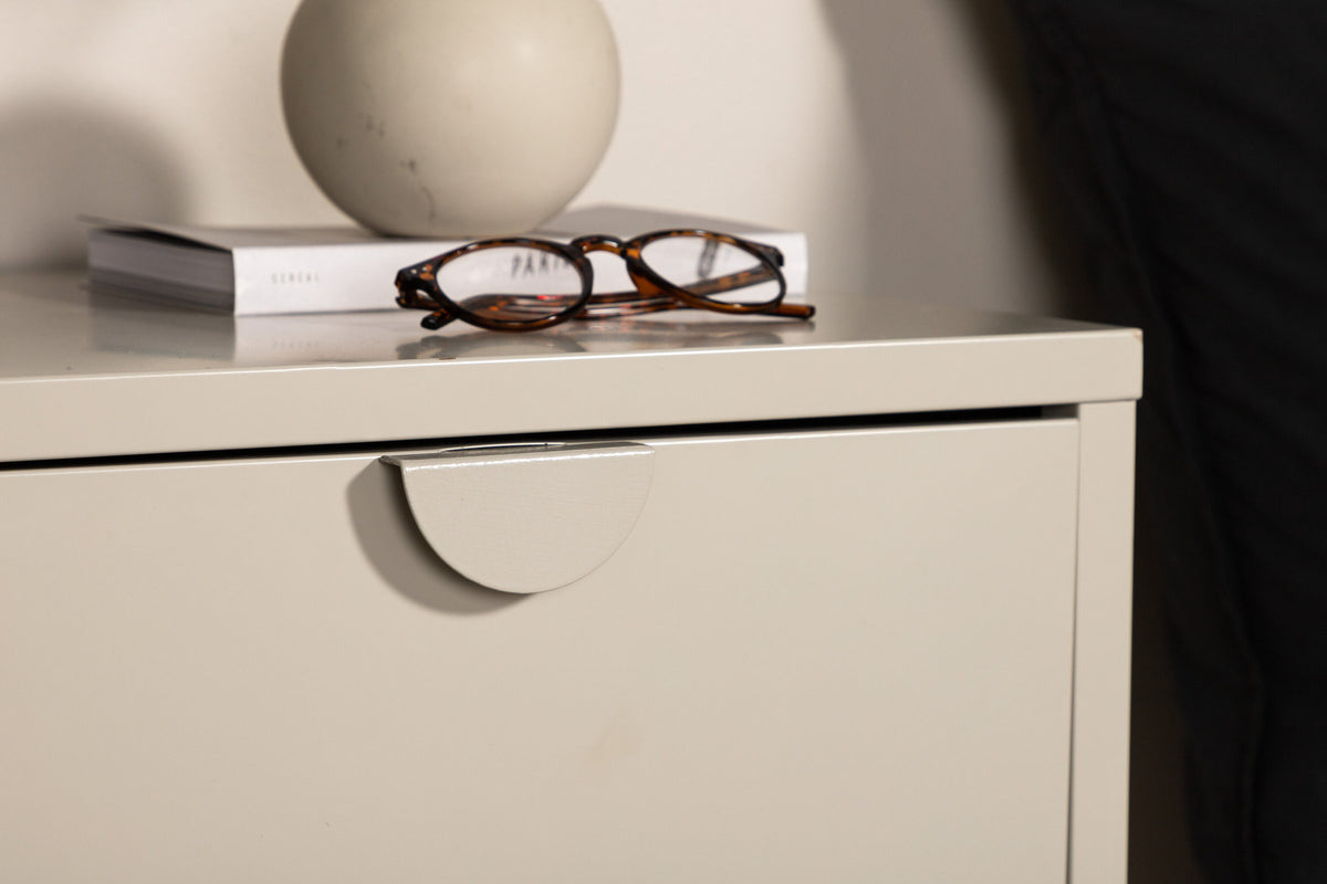 Piring Drawer in Beige präsentiert im Onlineshop von KAQTU Design AG. Nachttisch ist von Venture Home