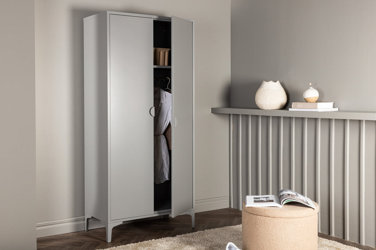 Piring Wardrobe in Hellgrau präsentiert im Onlineshop von KAQTU Design AG. Drehtürenschrank ist von Venture Home