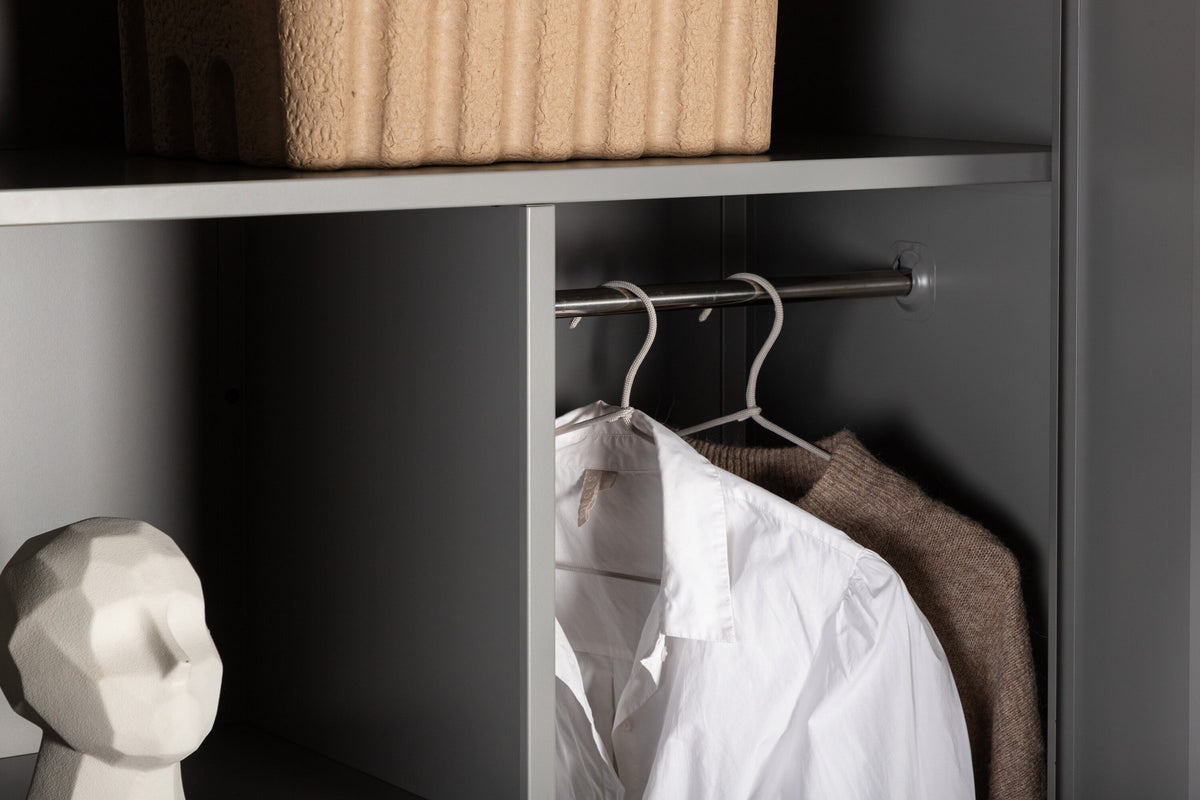 Piring Wardrobe in Hellgrau präsentiert im Onlineshop von KAQTU Design AG. Drehtürenschrank ist von Venture Home