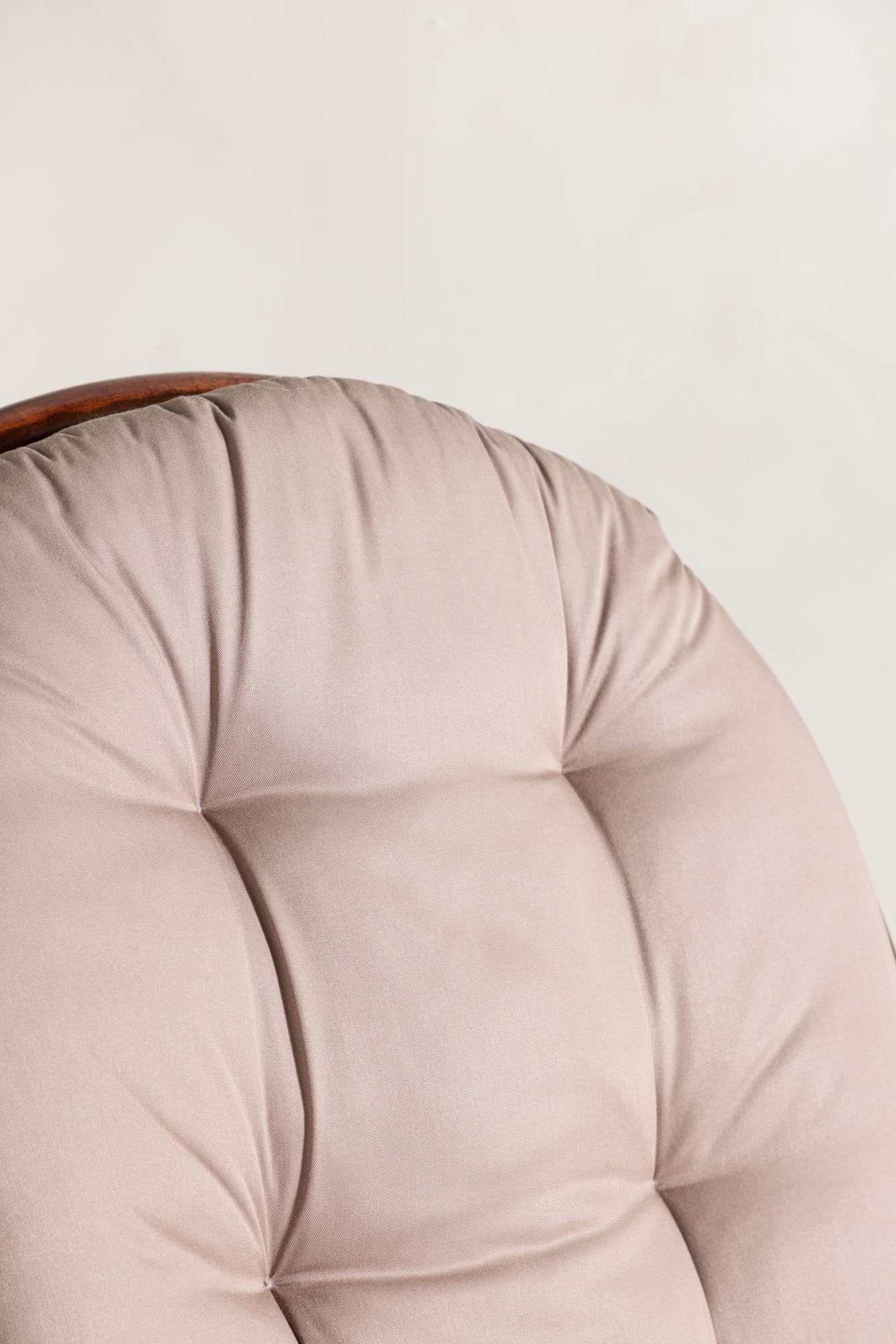 Moderner Schaukel-Loungesessel von Venture Home, perfekt für Komfort und Stil, mit hochwertigem Design und Verarbeitung.