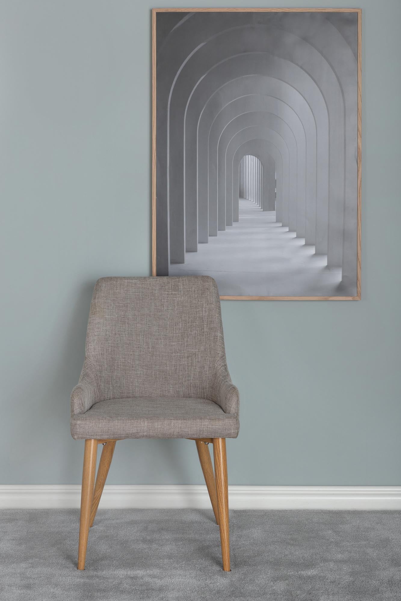 Entdecken Sie den Plaza Stuhl von Venture Home: stilvolles Design mit grauem Polyester und robustem Metallrahmen für höchsten Sitzkomfort.