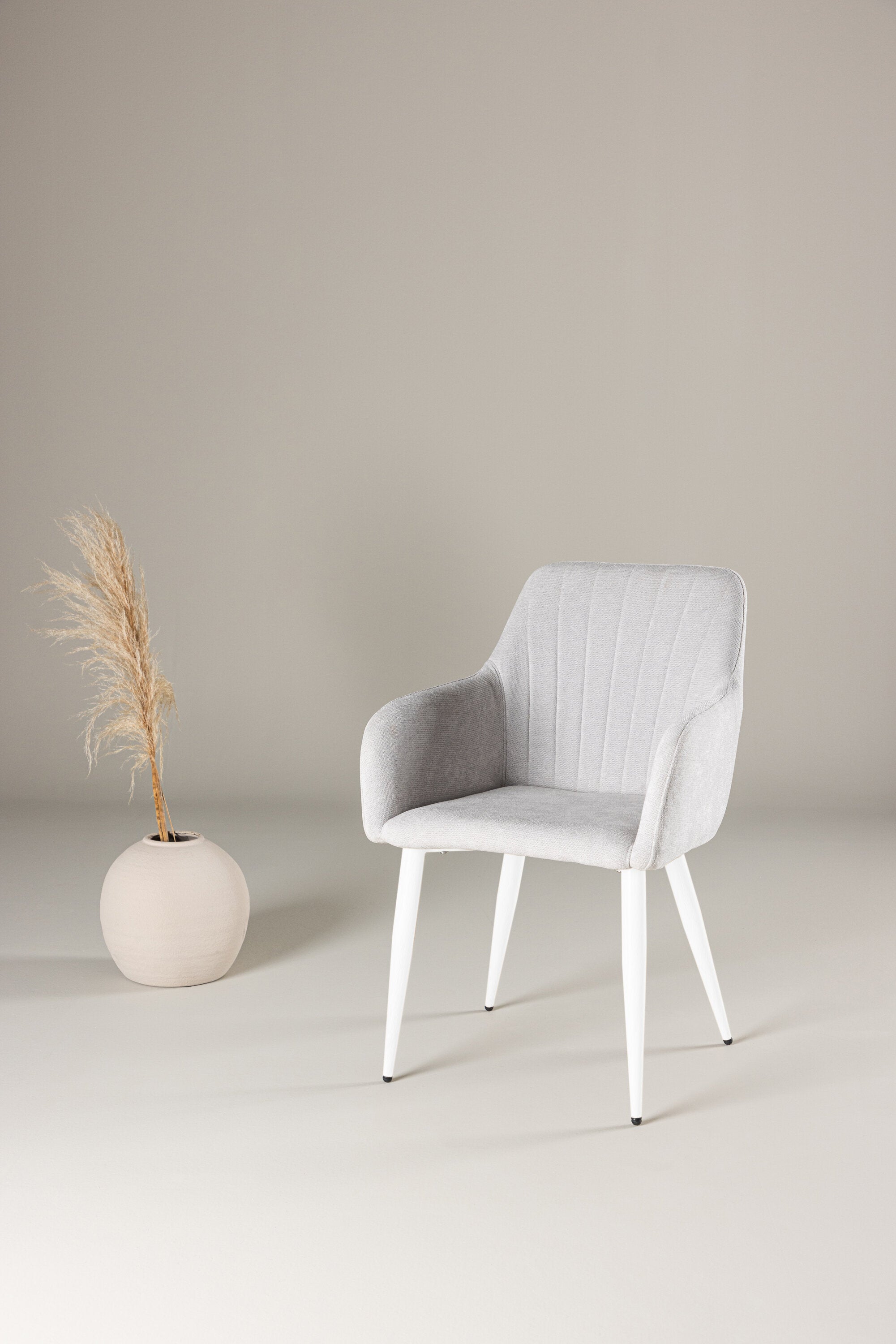 Comfort Esszimmerstuhl in Hellgrau präsentiert im Onlineshop von KAQTU Design AG. Schalenstuhl mit Armlehne ist von Venture Home