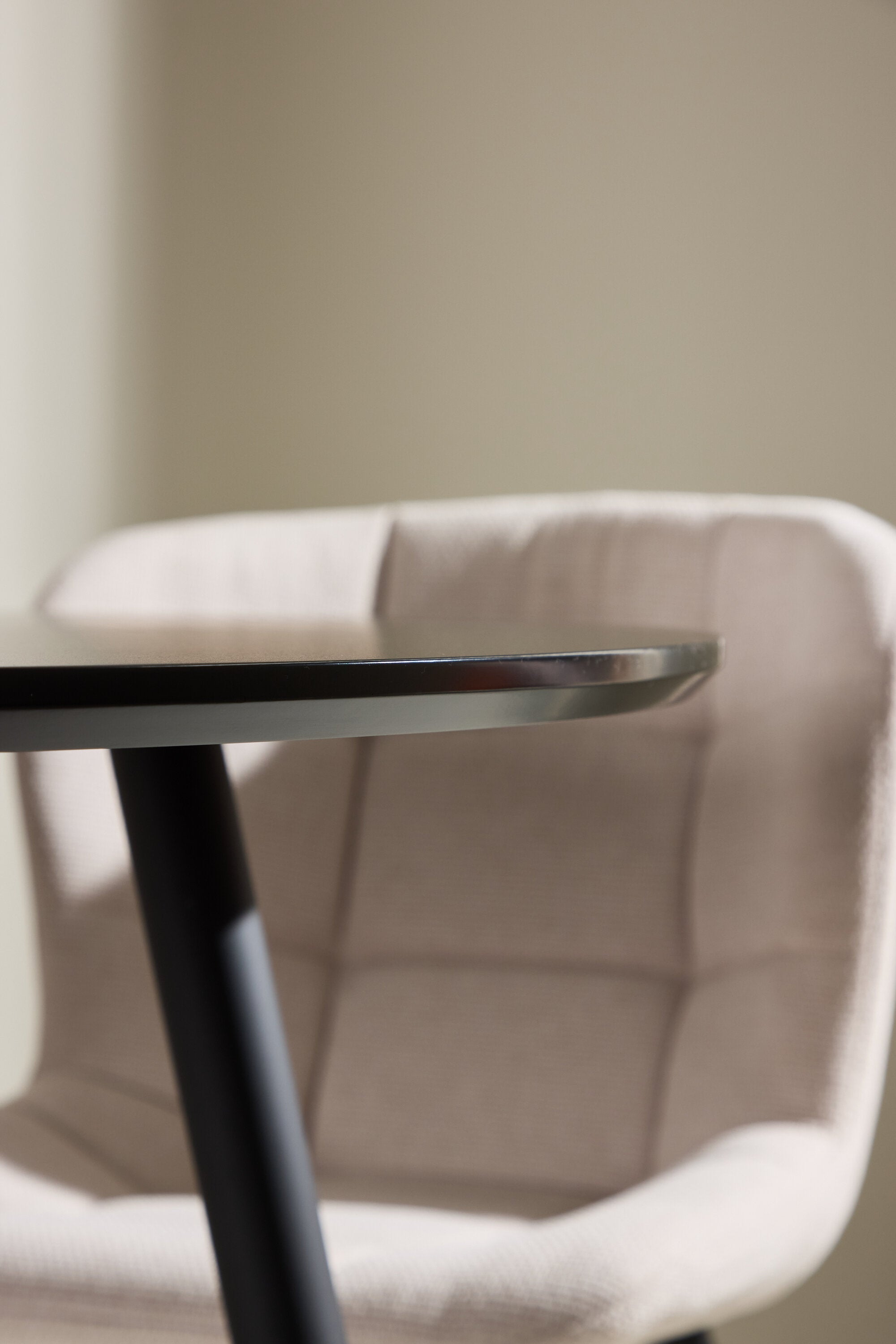 Plaza Tisch in Schwarz präsentiert im Onlineshop von KAQTU Design AG. Esstisch ist von Venture Home