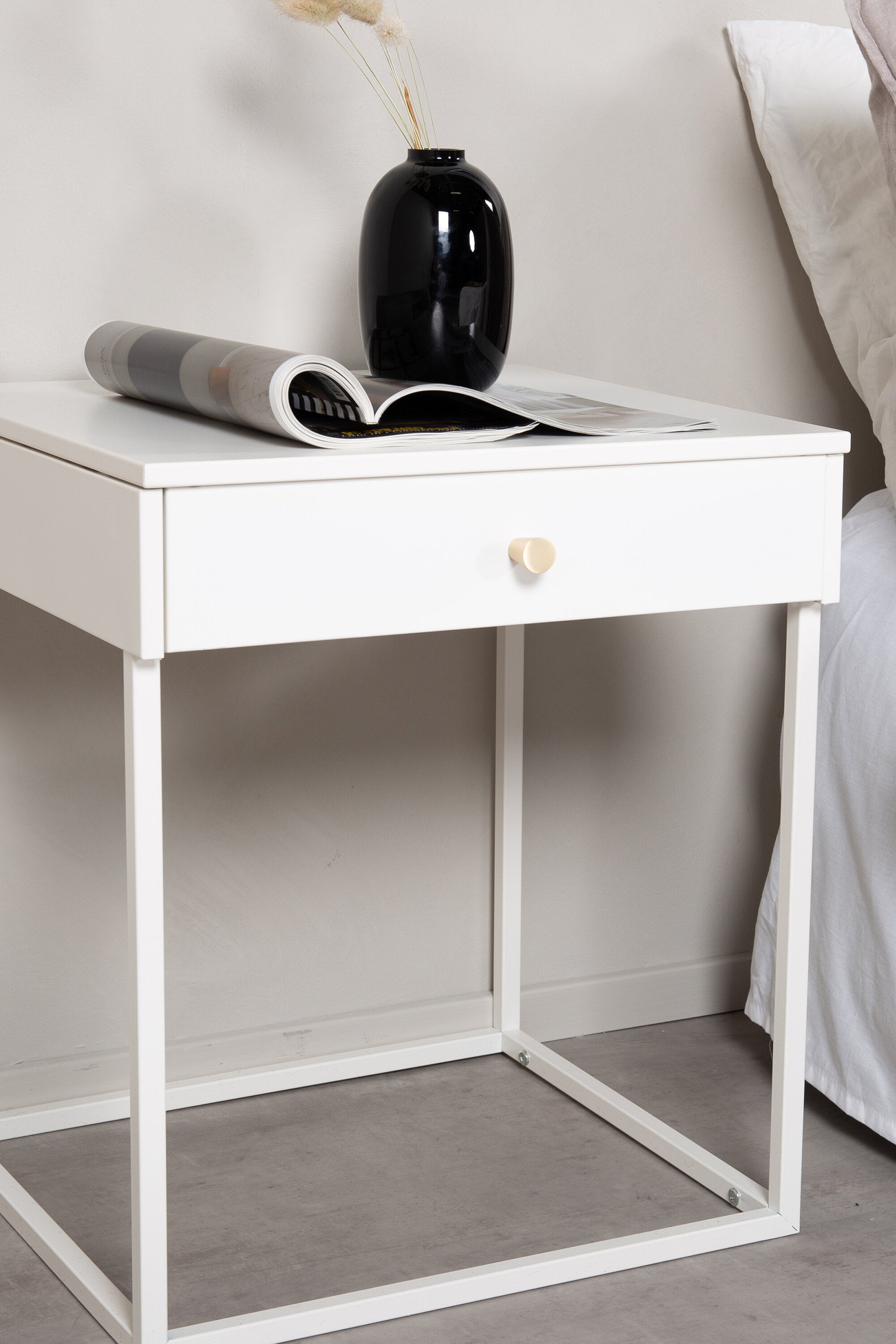 Bakal Beistelltisch in Weiss präsentiert im Onlineshop von KAQTU Design AG. Nachttisch ist von Venture Home