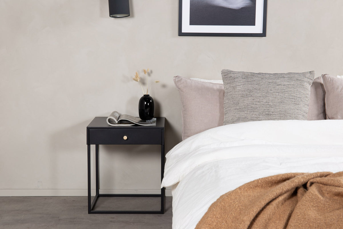 Schwarzer Beistelltisch Bakal aus Stahl mit offener, minimalistischer Konstruktion und quadratischer Tischplatte, Venture Home.