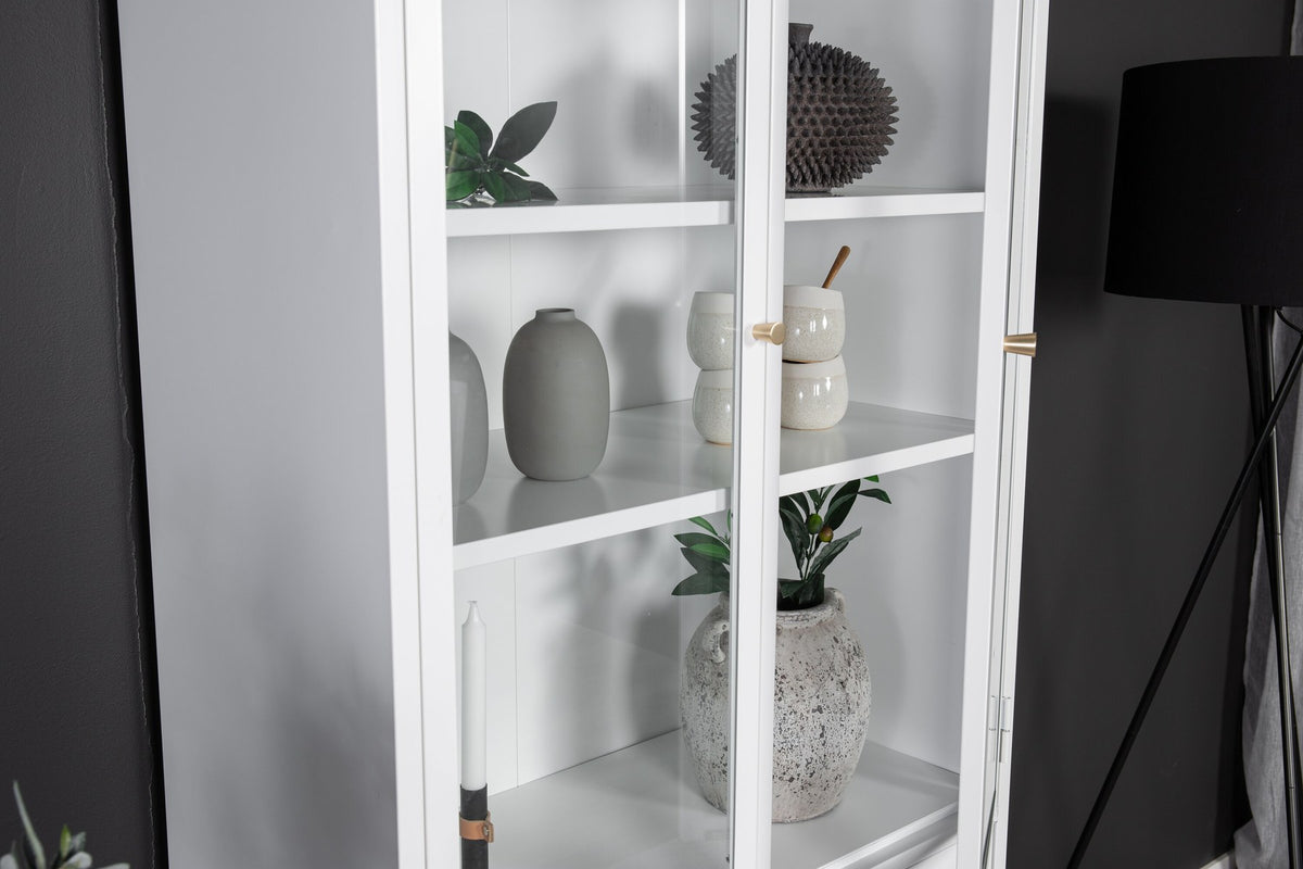 Bakal Cabinet von Venture Home, weisser Schrank aus Stahl mit zwei Glastüren oben und zwei geschlossenen Türen unten.