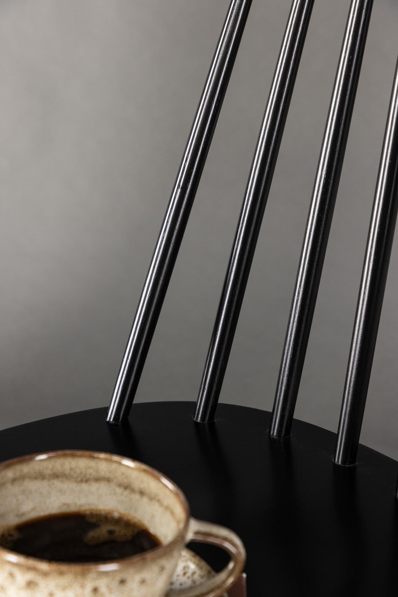 Lönneberga Esszimmerstuhl: Hochwertiges Gummiholz, skandinavisches Design und ergonomischer Komfort für gesellige Abende.