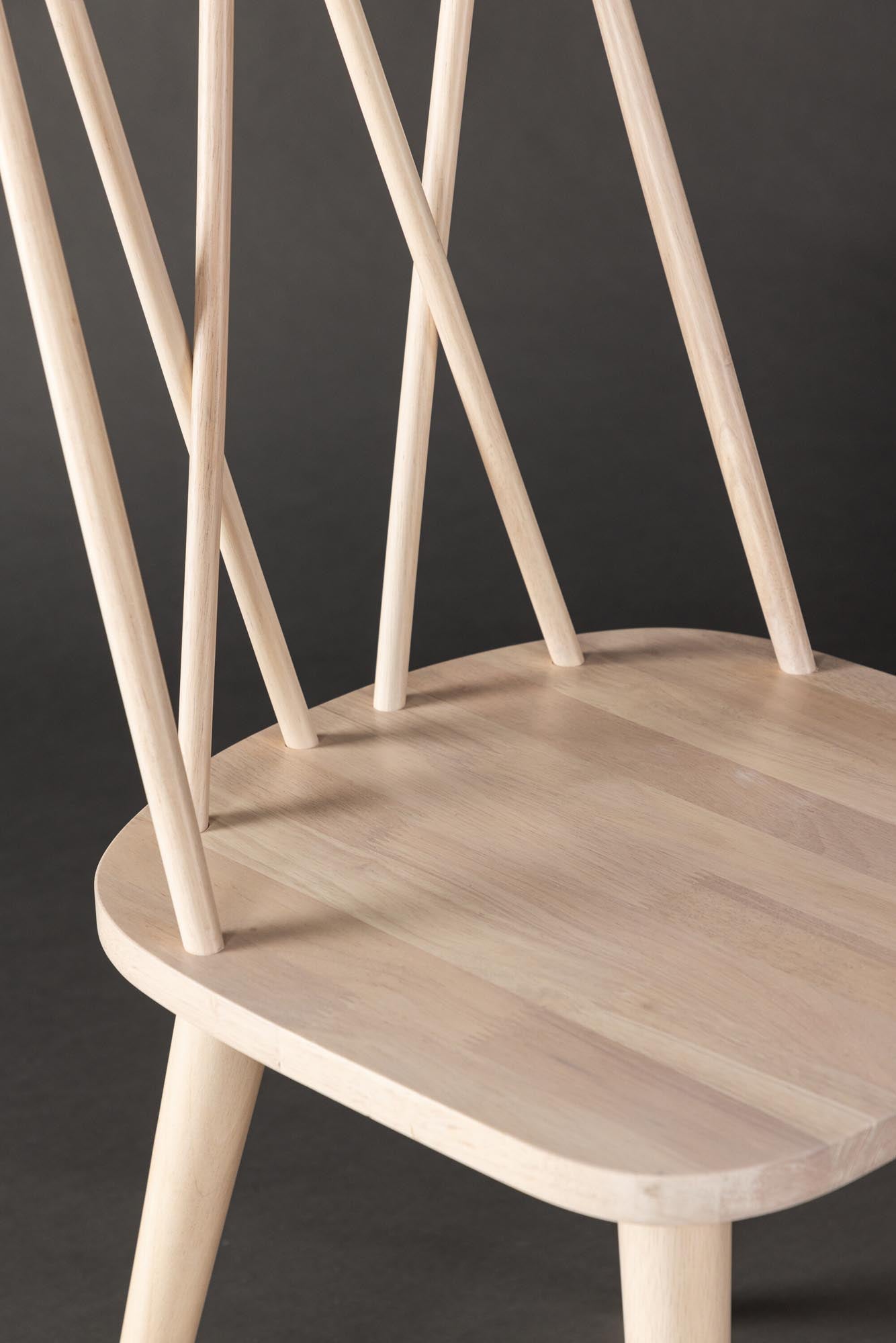 Entdecken Sie den Mariette Esszimmerstuhl von Venture Home: Eleganz, Komfort und Vielseitigkeit für jeden Essbereich.