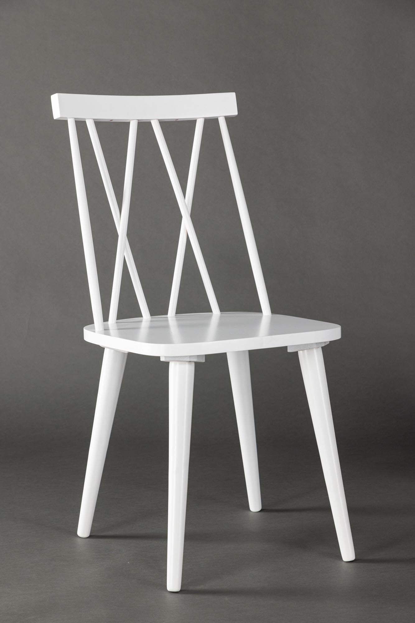 Entdecken Sie den Mariette Esszimmerstuhl von Venture Home – ein stilvolles Möbelstück aus Gummibaumholz, das Komfort und Eleganz vereint.