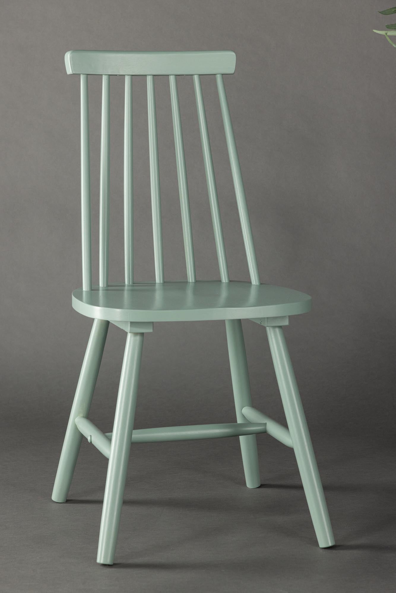 Erleben Sie den Lönneberga Esszimmerstuhl von Venture Home: Eleganz trifft auf Ergonomie, gefertigt aus robustem Gummiholz für höchsten Komfort.