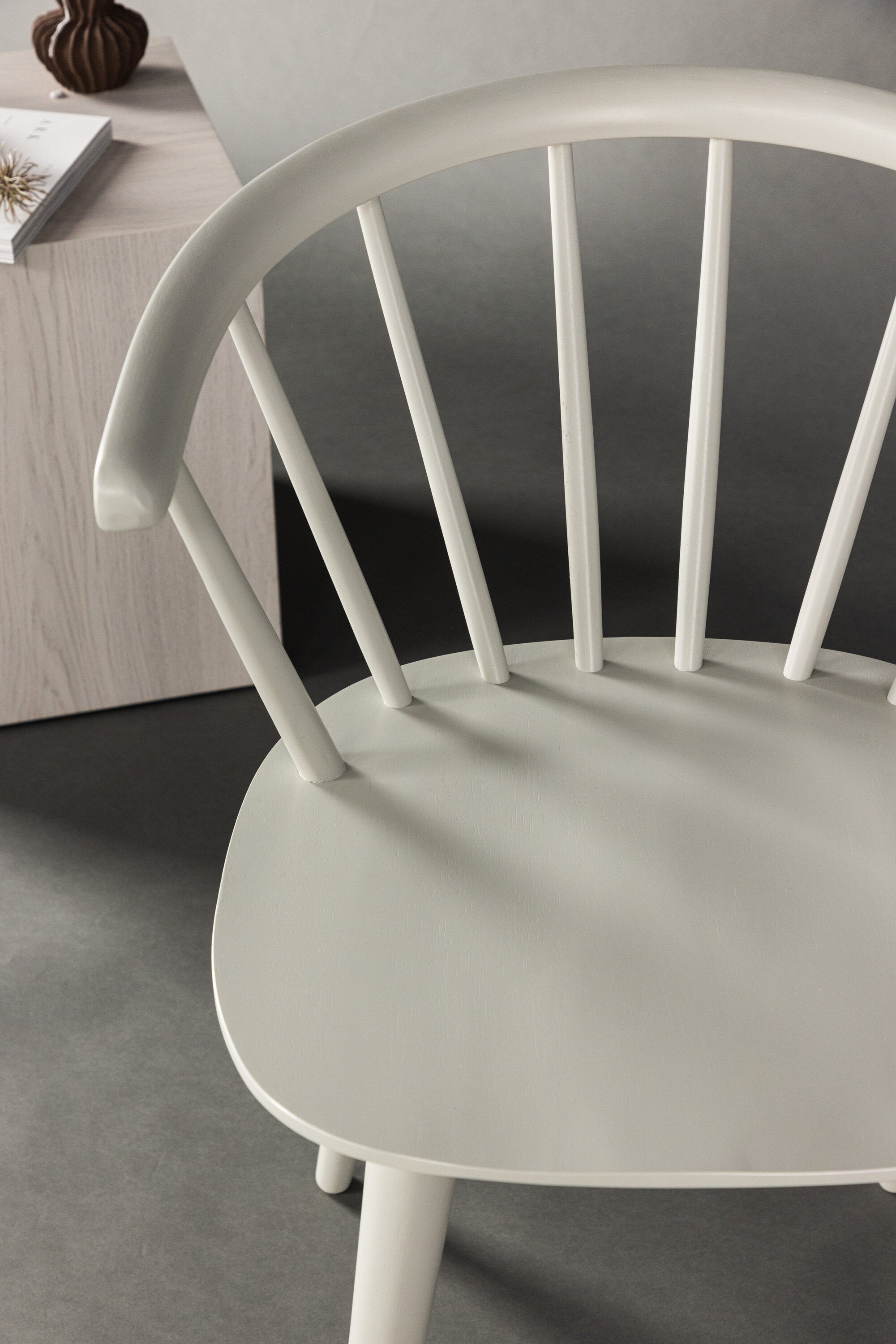 Bobby Esszimmerstuhl in Hellgrau präsentiert im Onlineshop von KAQTU Design AG. Stuhl ist von Venture Home
